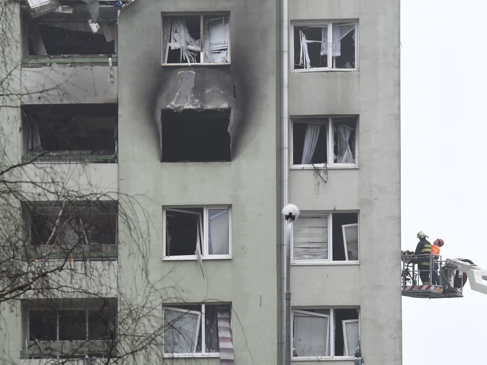 Na snímke obhliadka bytovky po výbuchu plynu v Prešove zo dňa 6. decembra 2019. Okolo bytovky na Mukačevskej ulici v Prešove sa taktiež 9. decembra 2019 postavil plot. Prešov 9. decembra 2019 FOTO TASR – Milan Kapusta
