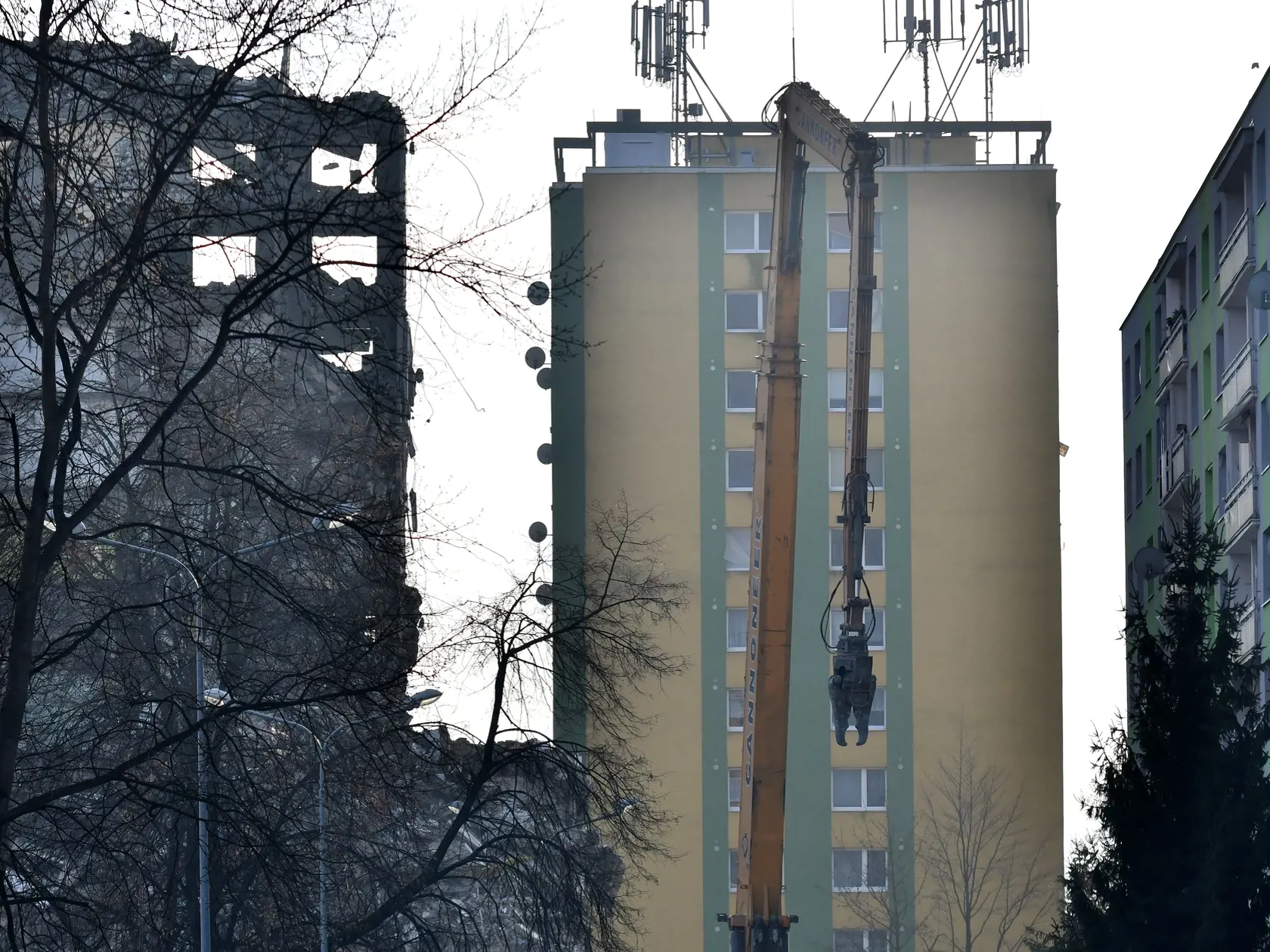 Na snímke tretí deň demolácie 12-podlažnej bytovky na Mukačevskej ulici v Prešove 18. decembra 2019. Bytovku zničil výbuch plynu 6.decembra. Výbuch neprežilo sedem ľudí a jedna osoba je nezvestná. FOTO TASR – Roman Hanc