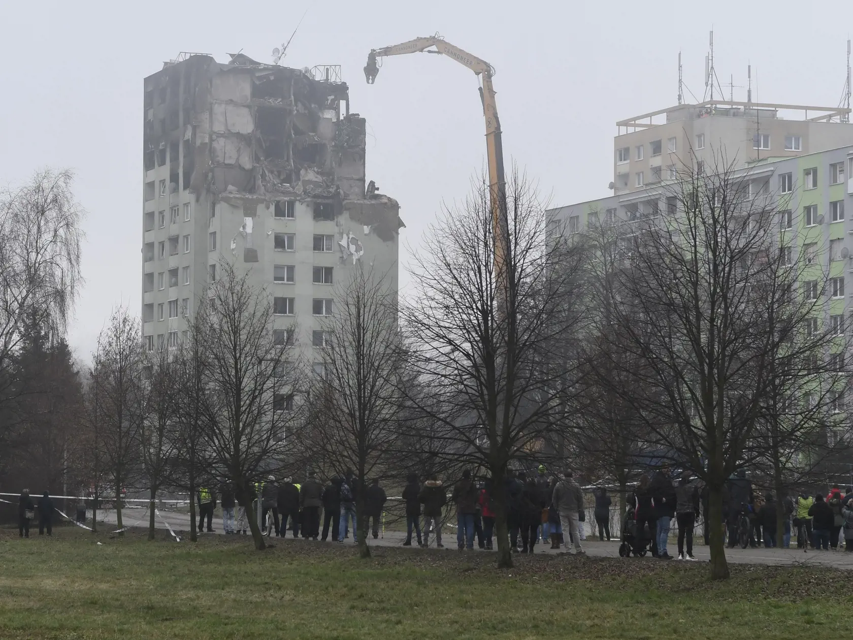 Špecializovaná stavebná firma z Českej republiky začala v pondelok ráno 16. decembra 2019 s postupnou likvidáciou najvyšších poschodí bytového domu č. 7 na Mukačevskej ulici v Prešove, ktorý 6. decembra zničil výbuch plynu.  Bytovku likvidujú pomocou špeciálneho stroja so 68-metrovým ramenom. Technika prišla aj za asistencie polície z Česka do Prešova v piatok (13. 12.) popoludní.  Výbuch plynu a následný požiar v 12-podlažnej bytovke na prešovskom sídlisku 6. decembra neprežilo sedem ľudí a jed