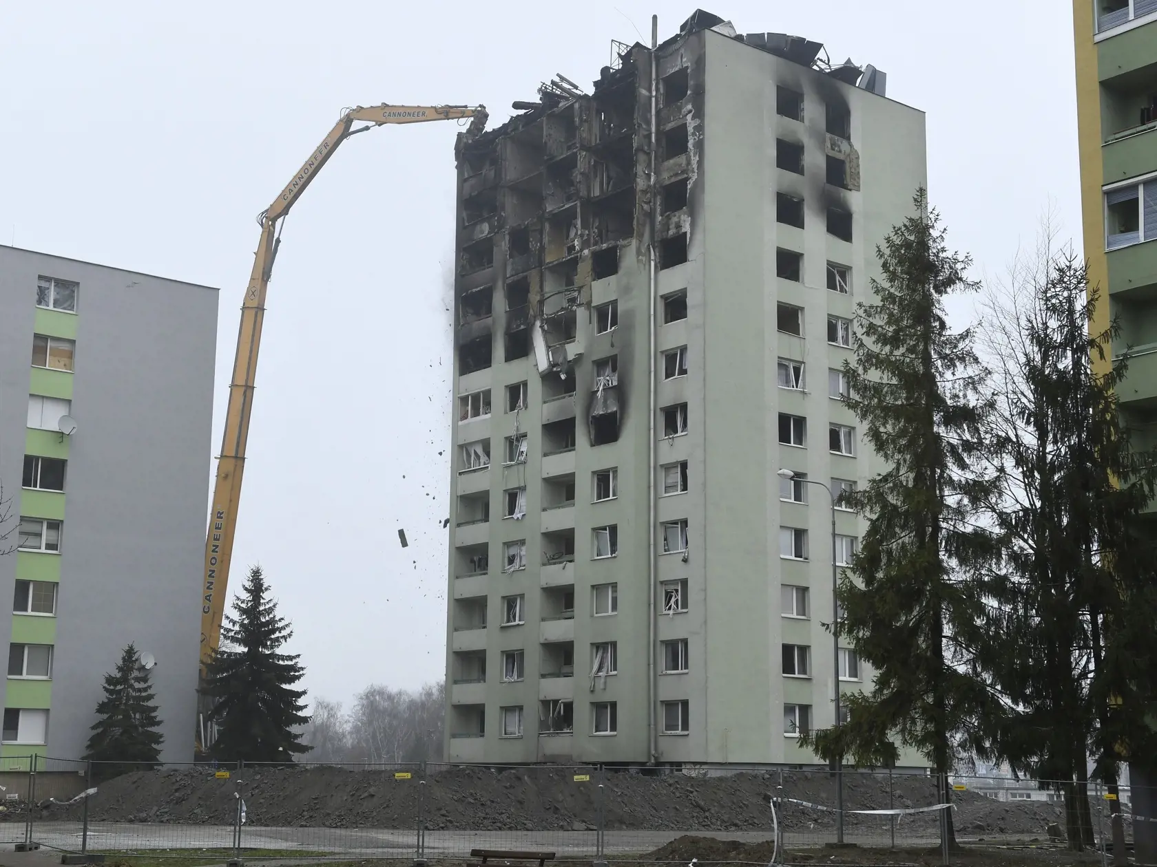 Špecializovaná stavebná firma z Českej republiky začala v pondelok ráno 16. decembra 2019 s postupnou likvidáciou najvyšších poschodí bytového domu č. 7 na Mukačevskej ulici v Prešove, ktorý 6. decembra zničil výbuch plynu.  Bytovku likvidujú pomocou špeciálneho stroja so 68-metrovým ramenom. Technika prišla aj za asistencie polície z Česka do Prešova v piatok (13. 12.) popoludní.  Výbuch plynu a následný požiar v 12-podlažnej bytovke na prešovskom sídlisku 6. decembra neprežilo sedem ľudí a jed