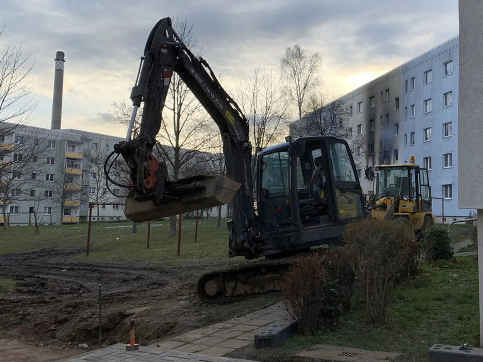JB 16 Blankenburg - Báger pred obytným domom po explózii v nemeckom meste Blankenburg 13. decembra 2019. Najmenej 25 zranených a jednu obeť si v piatok vyžiadala explózia v päťposchodovom obytnom dome v meste Blankenburg v nemeckej spolkovej krajine Sasko-Anhaltsko. FOTO TASR/AP

This picture shows a house in Blankenburg, Germany, Friday, Dec. 13, 2019. Around 25 people have been injured and one person killed in an explosion in eastern Germany, according to police. (Marco Thieme via AP)