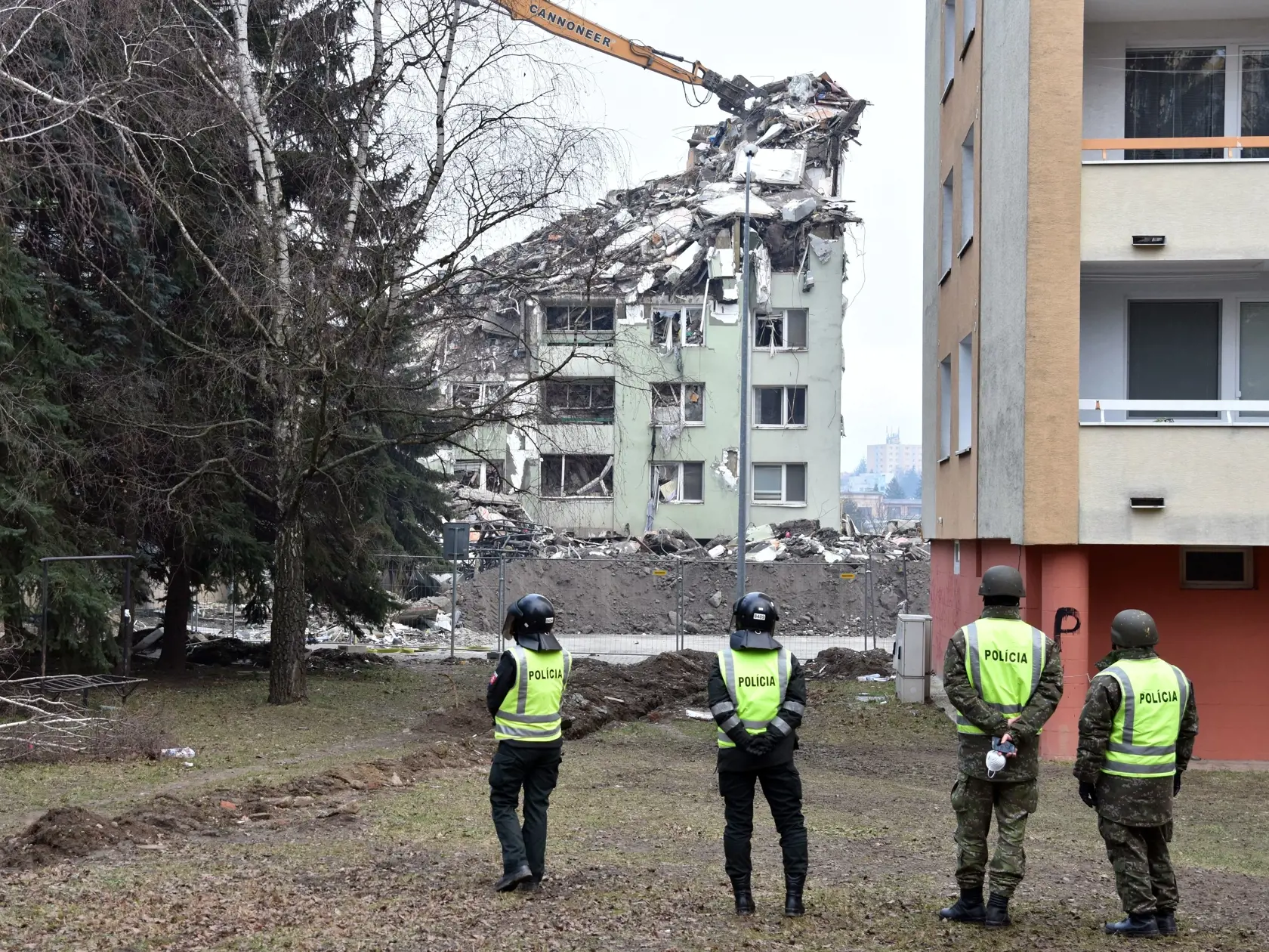 Na snímke tretí deň demolácie 12-podlažnej bytovky na Mukačevskej ulici v Prešove 18. decembra 2019. Bytovku zničil výbuch plynu 6.decembra. Výbuch neprežilo sedem ľudí a jedna osoba je nezvestná. FOTO TASR – Roman Hanc