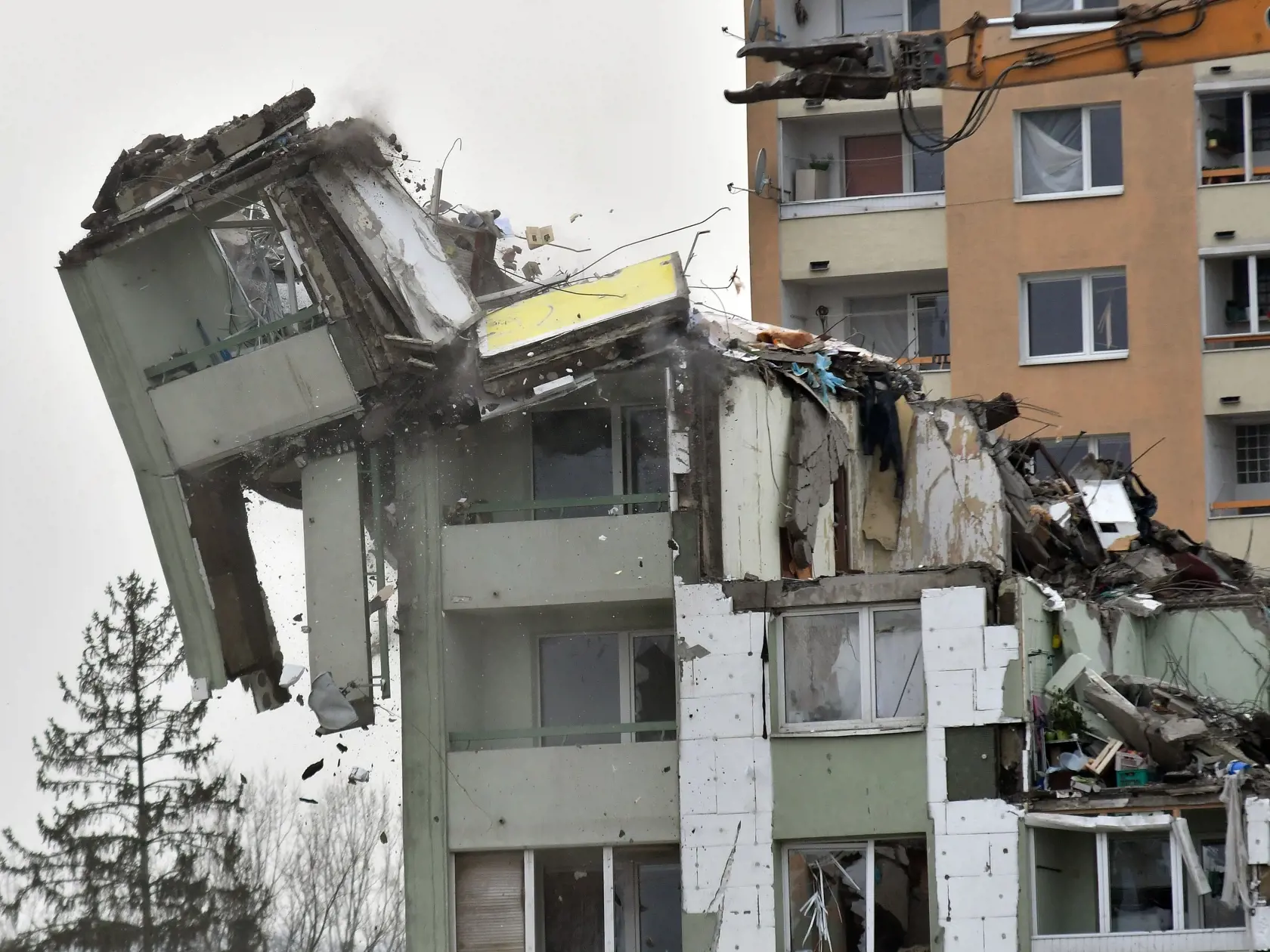 Na snímke tretí deň demolácie 12-podlažnej bytovky na Mukačevskej ulici v Prešove 18. decembra 2019. Bytovku zničil výbuch plynu 6.decembra. Výbuch neprežilo sedem ľudí a jedna osoba je nezvestná. FOTO TASR – Roman Hanc