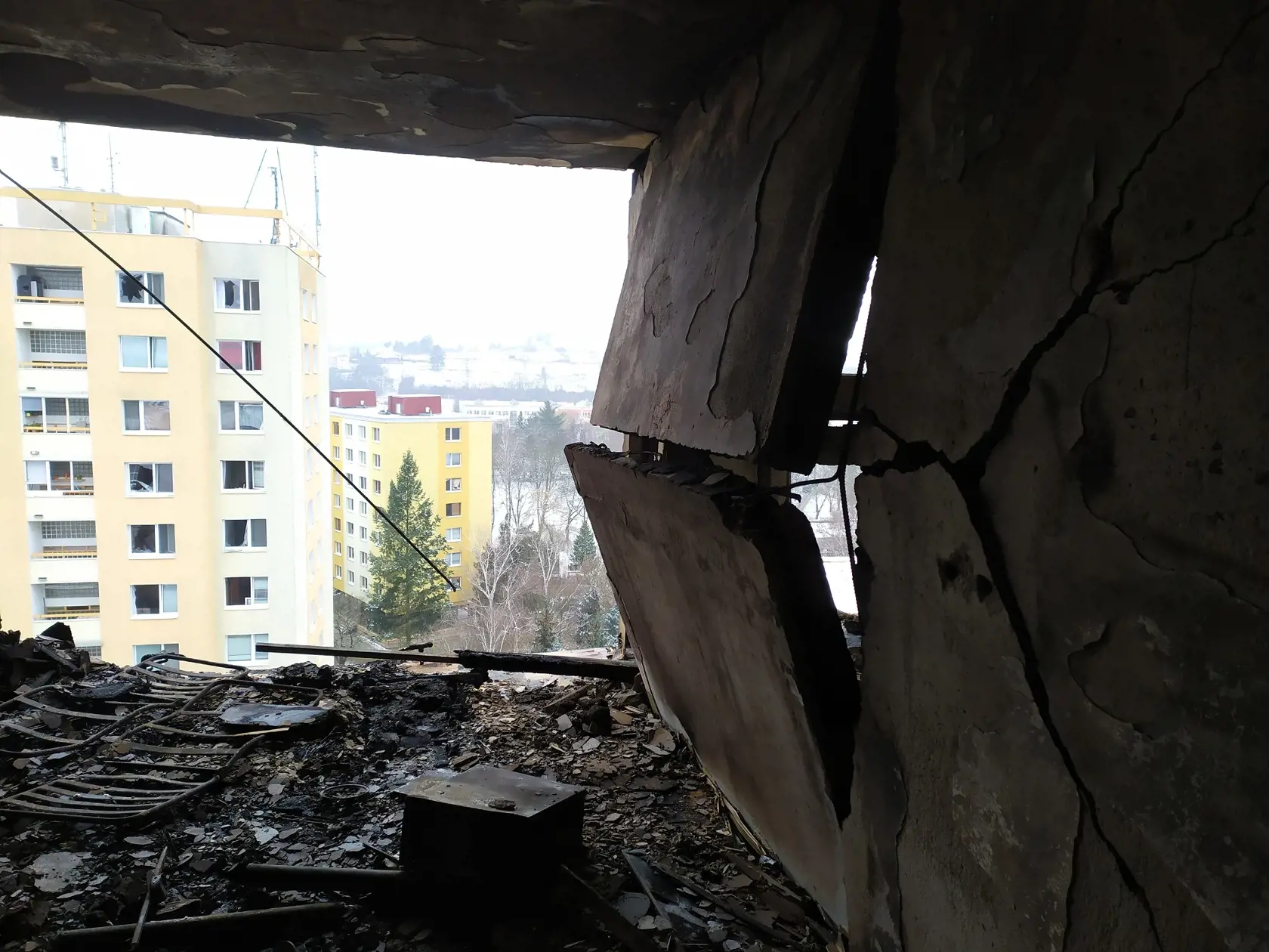 Na snímke interiér bytového domu na Mukačevskej ulici v Prešove, ktorý poškodil piatkový (6. decembra) výbuch plynu. FOTO TASR - KR HaZZ v Prešove, 9. decembra 2019 