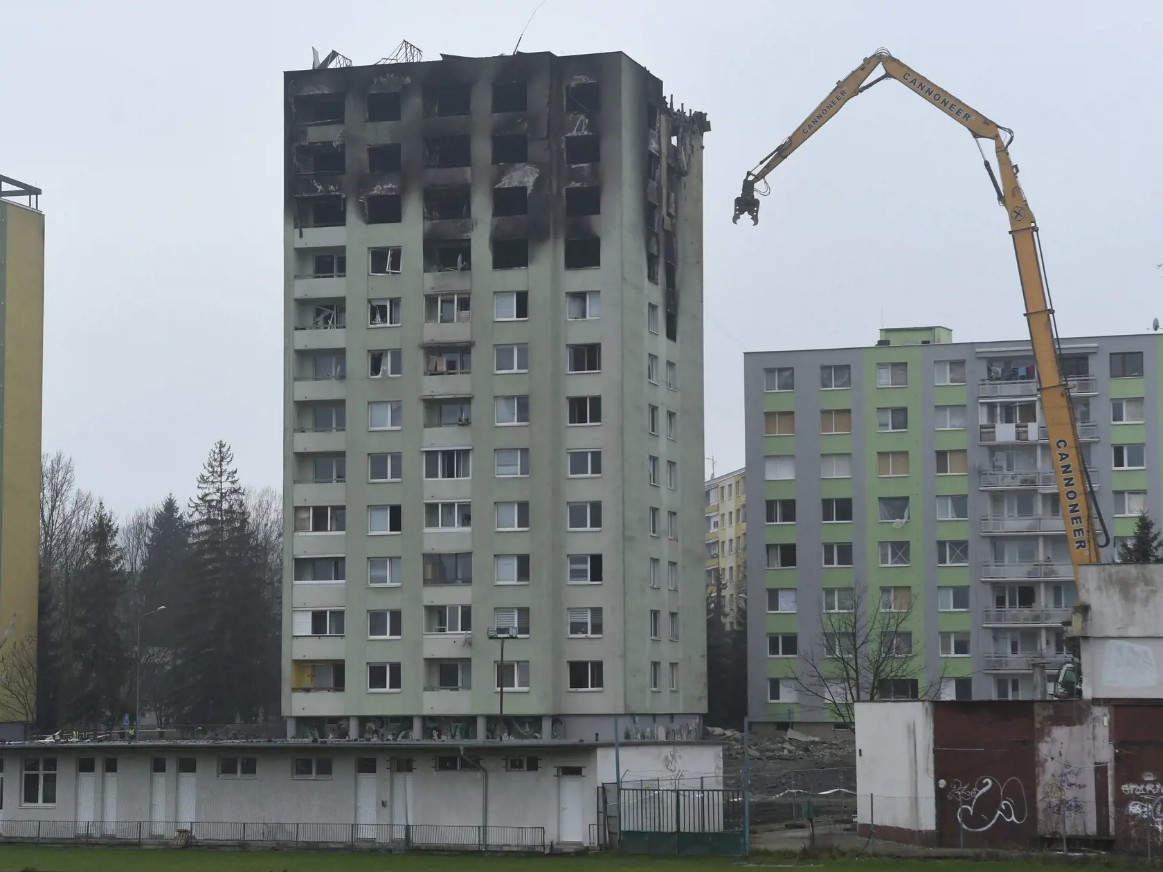 Špecializovaná stavebná firma z Českej republiky začala v pondelok ráno 16. decembra 2019 s postupnou likvidáciou najvyšších poschodí bytového domu č. 7 na Mukačevskej ulici v Prešove, ktorý 6. decembra zničil výbuch plynu.  Bytovku likvidujú pomocou špeciálneho stroja so 68-metrovým ramenom. Technika prišla aj za asistencie polície z Česka do Prešova v piatok (13. 12.) popoludní.  Výbuch plynu a následný požiar v 12-podlažnej bytovke na prešovskom sídlisku 6. decembra neprežilo sedem ľudí a jed