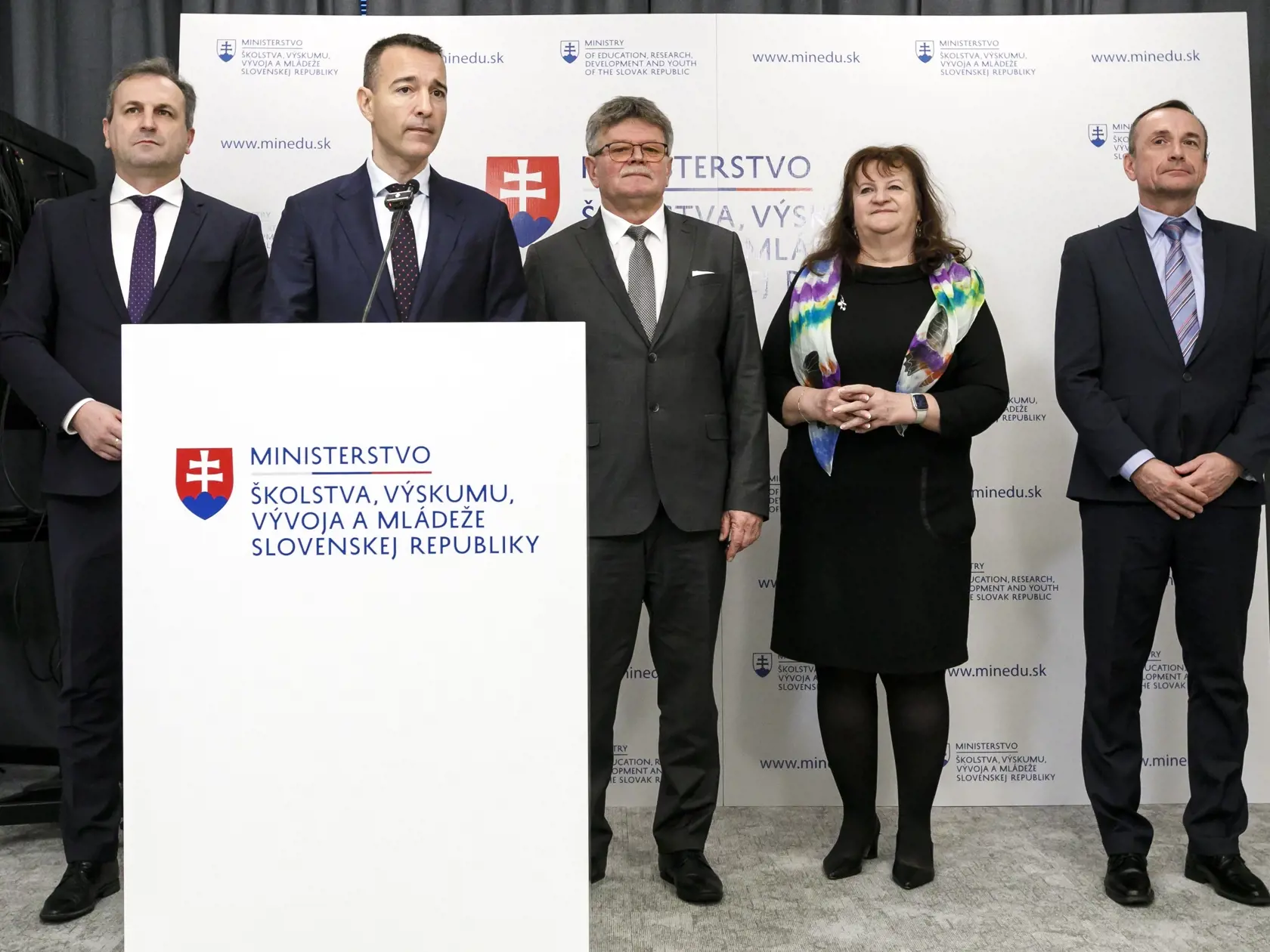 Na snímke zľava štátny tajomník Ministerstva školstva, vedy, výskumu a športu SR Slavomír Partila, minister školstva, výskumu, vývoja a mládeže SR Tomáš Drucker, predseda Odborového zväzu pracovníkov školstva a vedy na Slovensku Pavel Ondek, podpredsedníčka Odborového zväzu pracovníkov školstva a vedy na Slovensku a predsedníčka Združenia základného školstva Ingrid Gamčíková a podpredseda Odborového zväzu pracovníkov školstva a vedy na Slovensku a predseda Združenia stredného školstva  Peter Danko počas tlačovej konferencie po rokovaní na Ministerstve školstva, výskumu, vývoja a mládeže SR v Bratislave 10. januára 2025. FOTO TASR - Dano Veselský