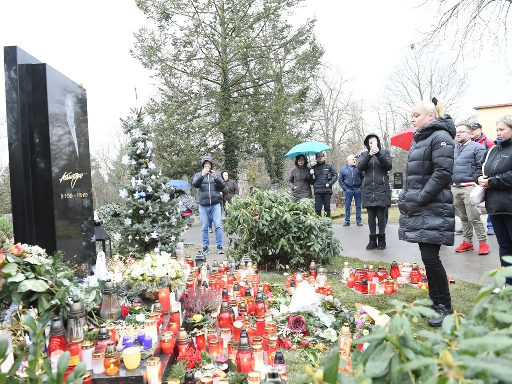 Ivana Gottová musí často upratovať okolie hrobu jej manžela po davoch fanúšikov. Pomáha jej aj mama Blanka Krejčí, ale aj tak je to nad ich sily.