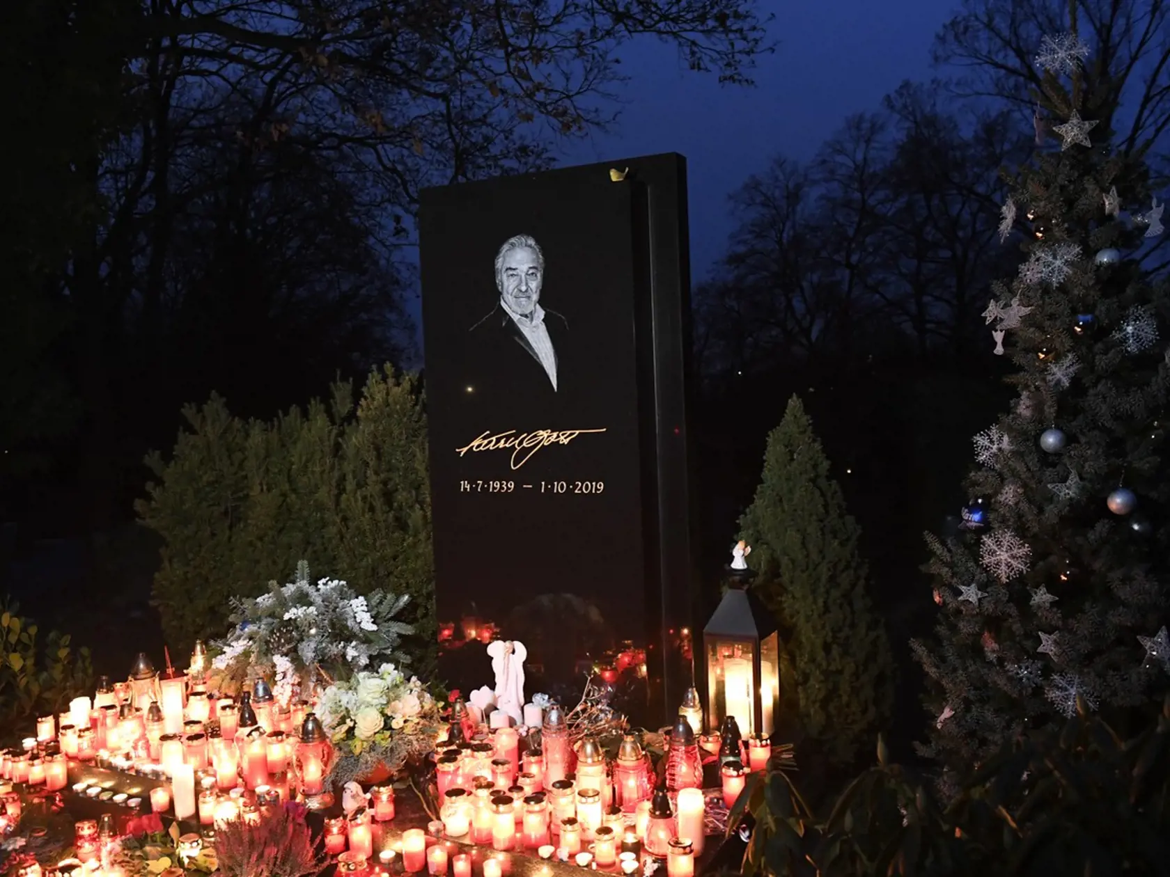 Hrob Karla Gotta: Ivana Gottová musí často upratovať okolie hrobu jej manžela po davoch fanúšikov. Pomáha jej aj mama Blanka Krejčí, ale aj tak je to nad ich sily.