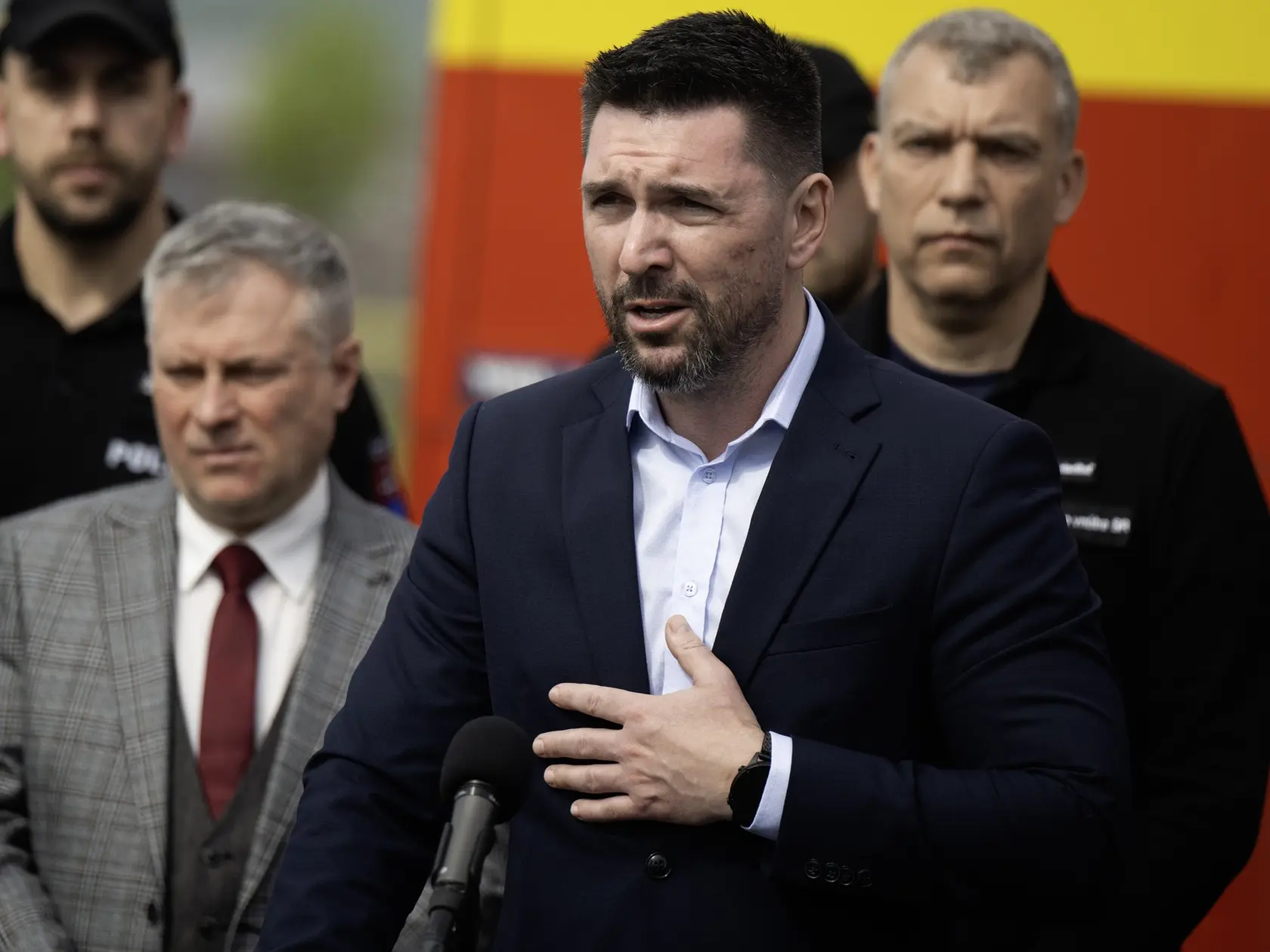 Na snímke v popredí minister pôdohospodárstva a rozvoja vidieka SR Richard Takáč (Smer-SD) počas tlačovej konferencie k aktuálnemu vývoju slintačky a krívačky a v pozadí zľava hlavný veterinár Martin Chudý a generálny riaditeľ sekcie krízového riadenia Ervín Erdélyi 14. apríla 2025 v Bratislave.