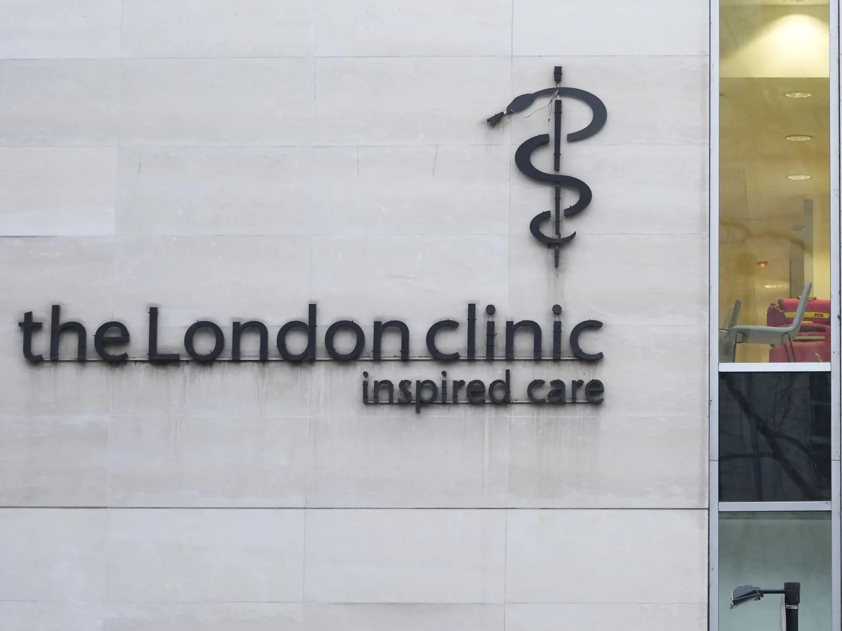 KK37 Londýn - Na snímke zdravotnícke zariadenie The London Clinic, v ktorom hospitalizovali Kate, princeznú z Walesu, 17. januára 2024 v Londýne. Kate, princezná z Walesu, sa lieči v nemocnici po úspešnom operačnom zákroku v oblasti brucha, oznámil v stredu Kensingtonský palác. FOTO TASR/AP
A general view of The London Clinic where Kate, Princess of Wales is recovering from surgery, in London, Wednesday, Jan. 17, 2024. Kensington Palace says the Princess of Wales has been hospitalized after unde