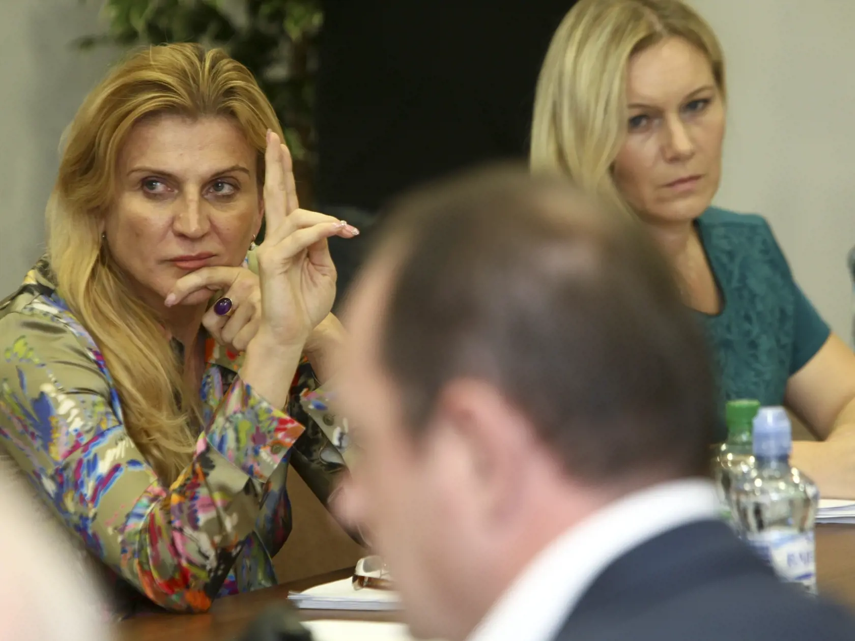 Výbor pre nezlučiteľnosť funkcií sa zaoberal sporným zamestnaním známych a ridinných príslušnikov ministra pôdohospodárstva Ľ. Jahnátka