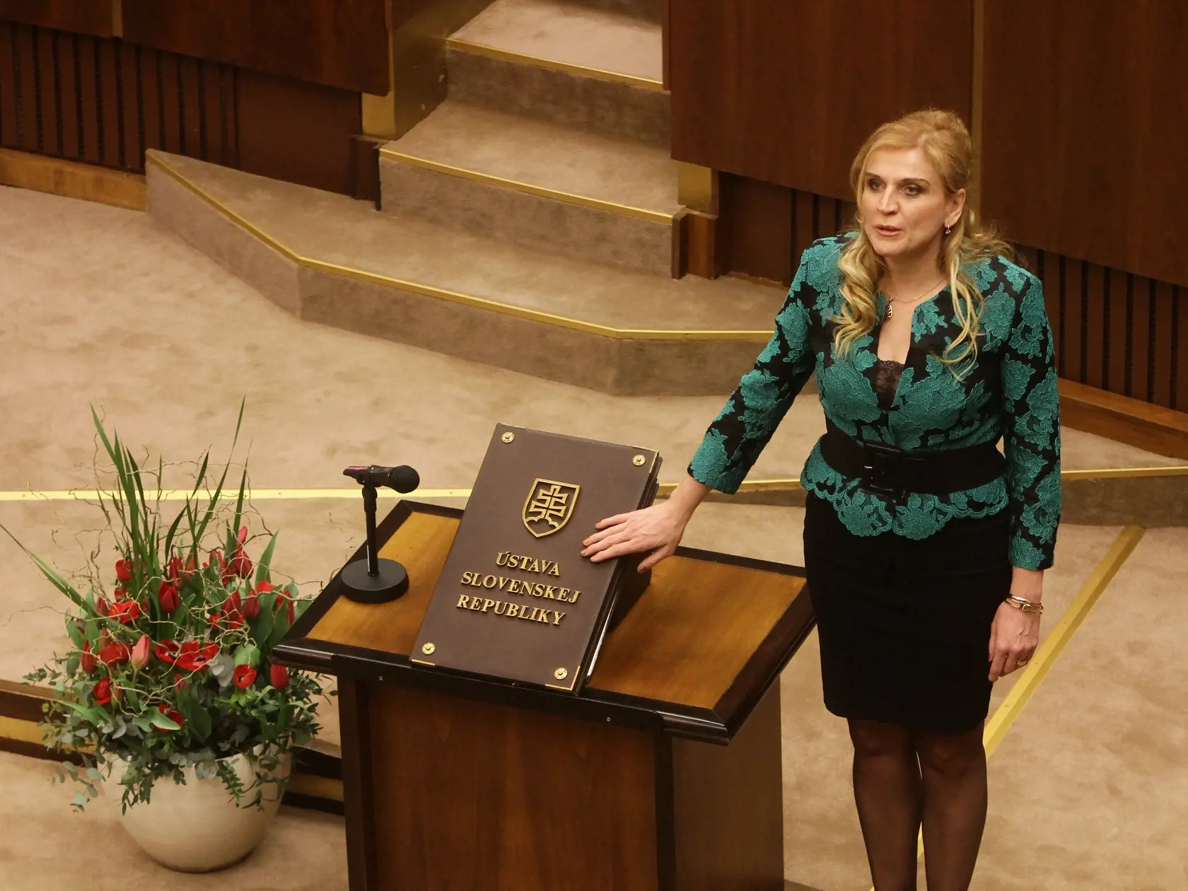 Jana Valova (SMER-SD) sklada slub pocas ustanovujucej schodze narodnej rady slovenskej republiky.