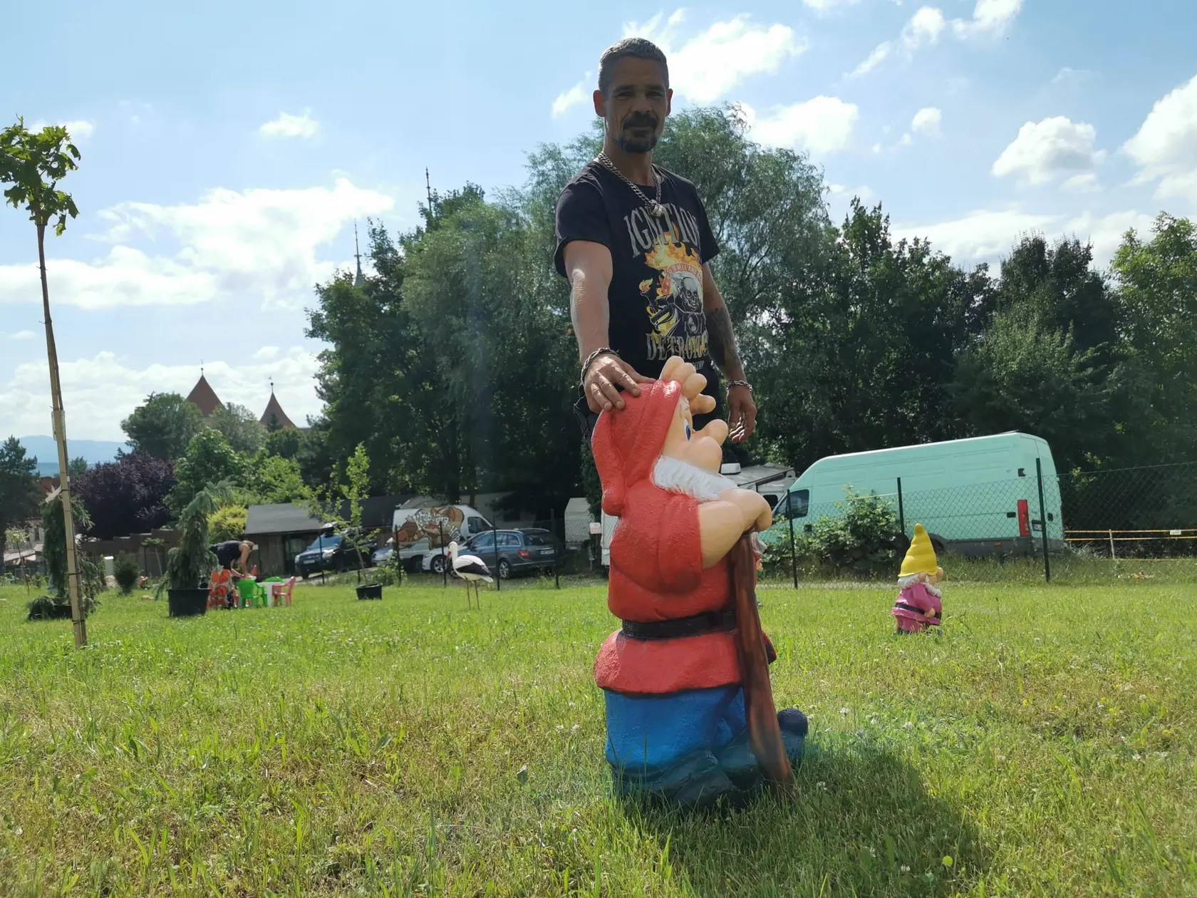 Momentálne sa v areáli pod skleníkmi s kaktusmi nachádzajú stovky trpaslíkov.