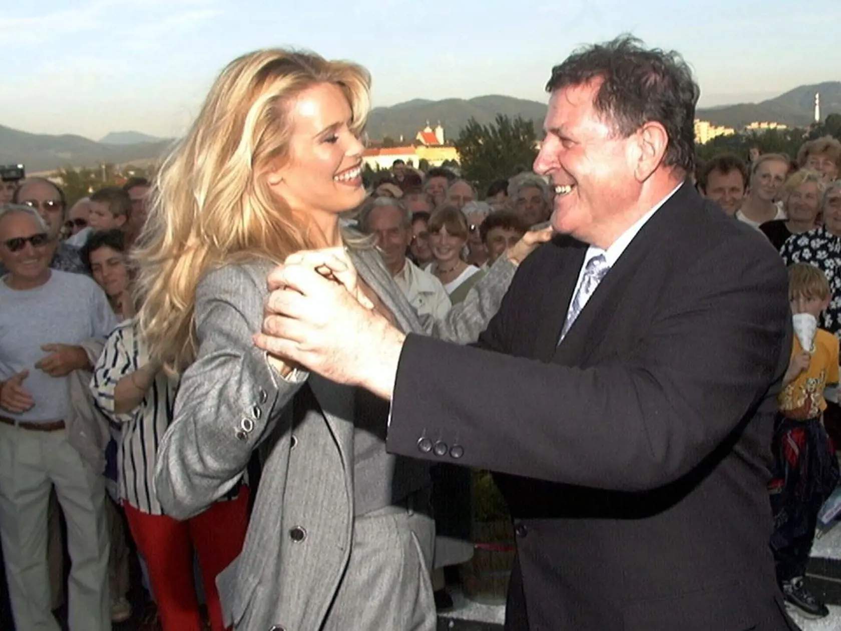 Za v prepočte 3,6 milióna korún (vtedy stotisíc dolárov) topmodelka Claudia Schiffer prišla na Slovensko akože otvoriť diaľničný úsek Horná Streda - Nové Mesto nad Váhom.