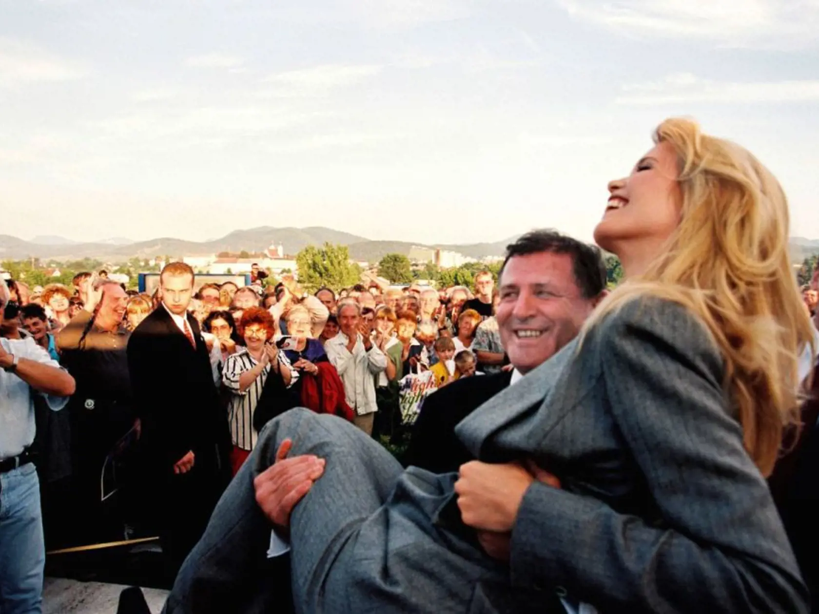 Za v prepočte 3,6 milióna korún (vtedy stotisíc dolárov) topmodelka Claudia Schiffer prišla na Slovensko akože otvoriť diaľničný úsek Horná Streda - Nové Mesto nad Váhom.