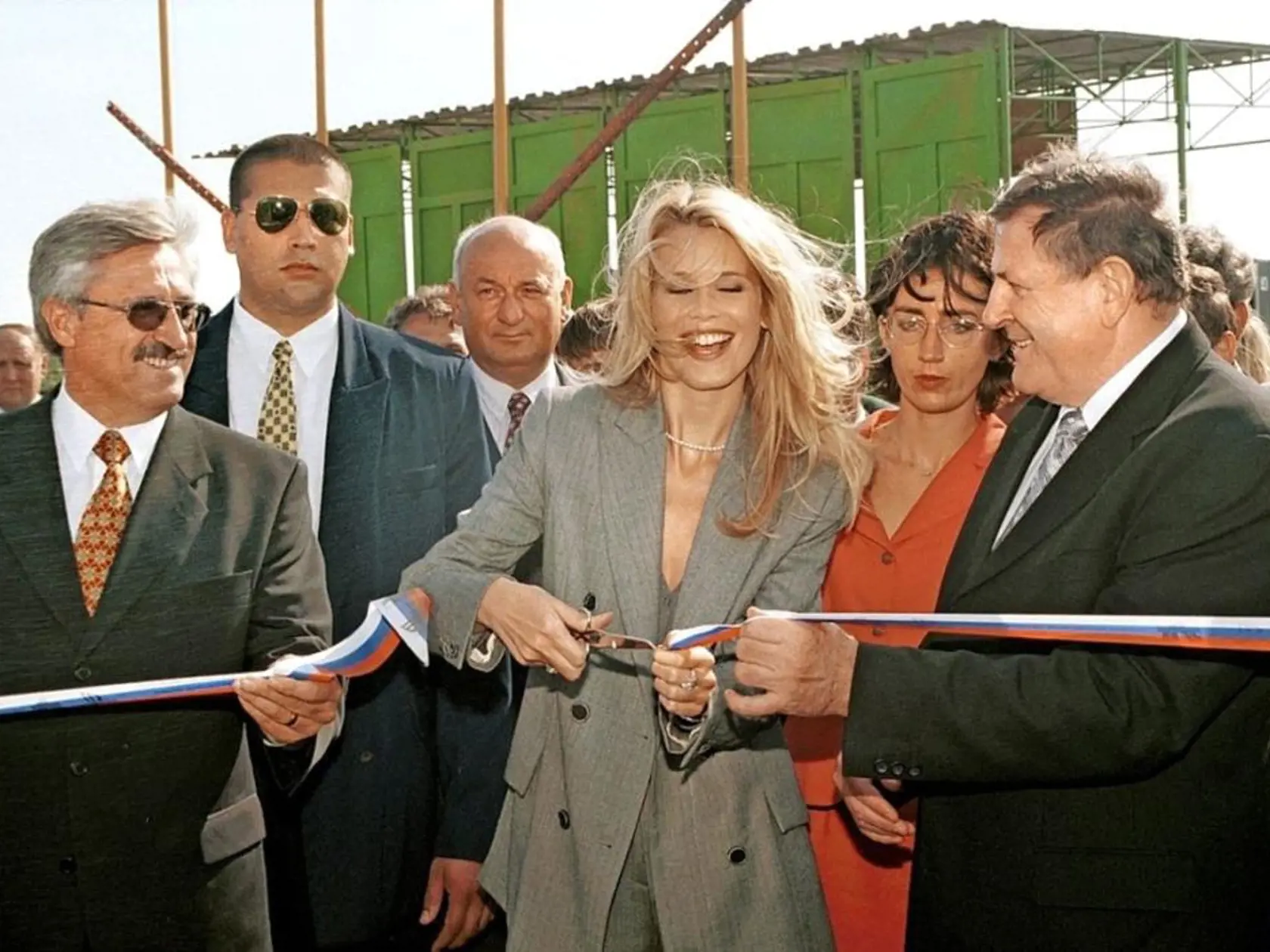 Za v prepočte 3,6 milióna korún (vtedy stotisíc dolárov) topmodelka prišla Claudia Schiffer v roku 1998 na Slovensko akože otvoriť diaľničný úsek Horná Streda - Nové Mesto nad Váhom - Chocholná.