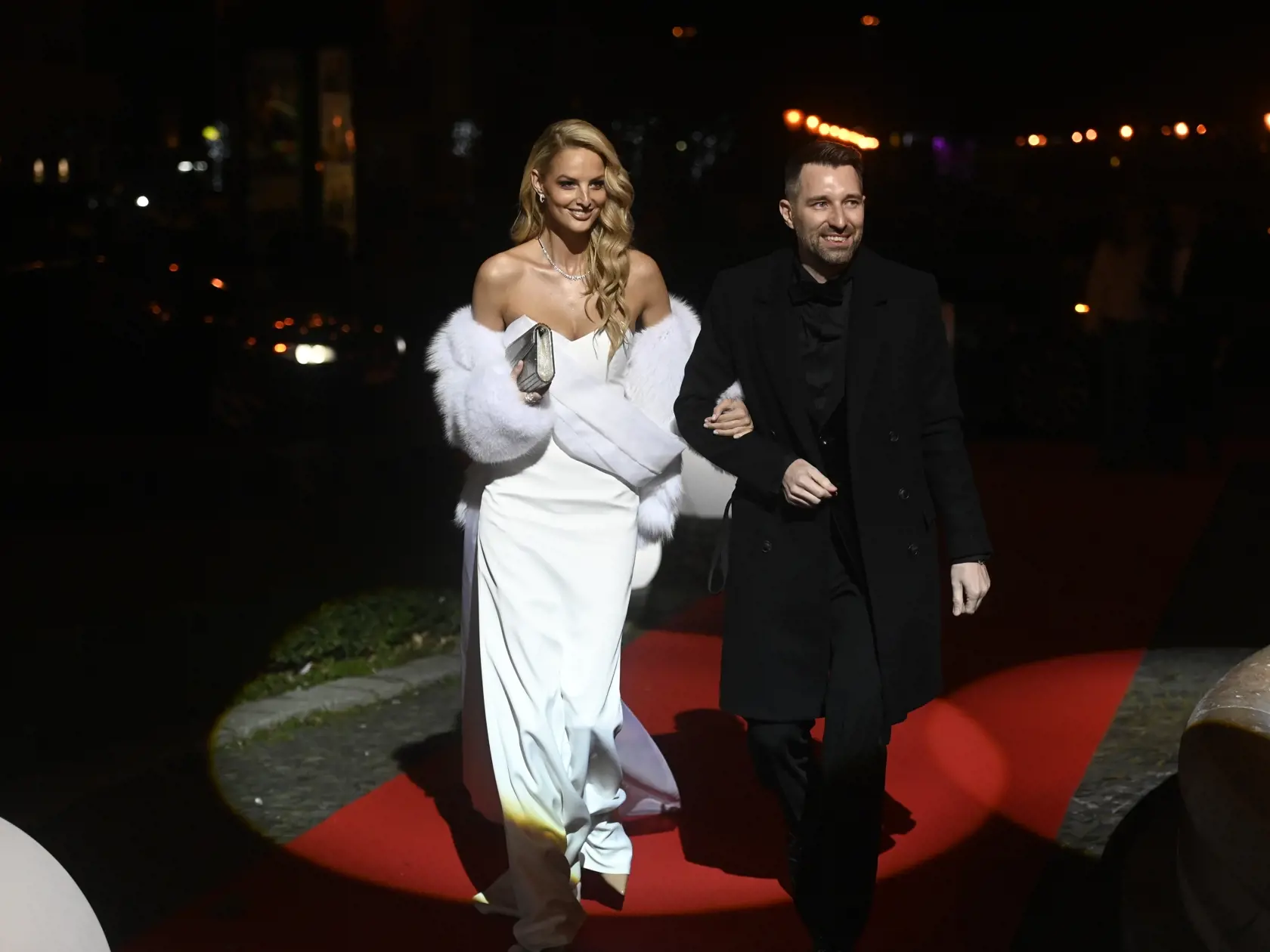 Michaela Kocianová, modelka a Bruno Ciberej. Ples v opere 2020