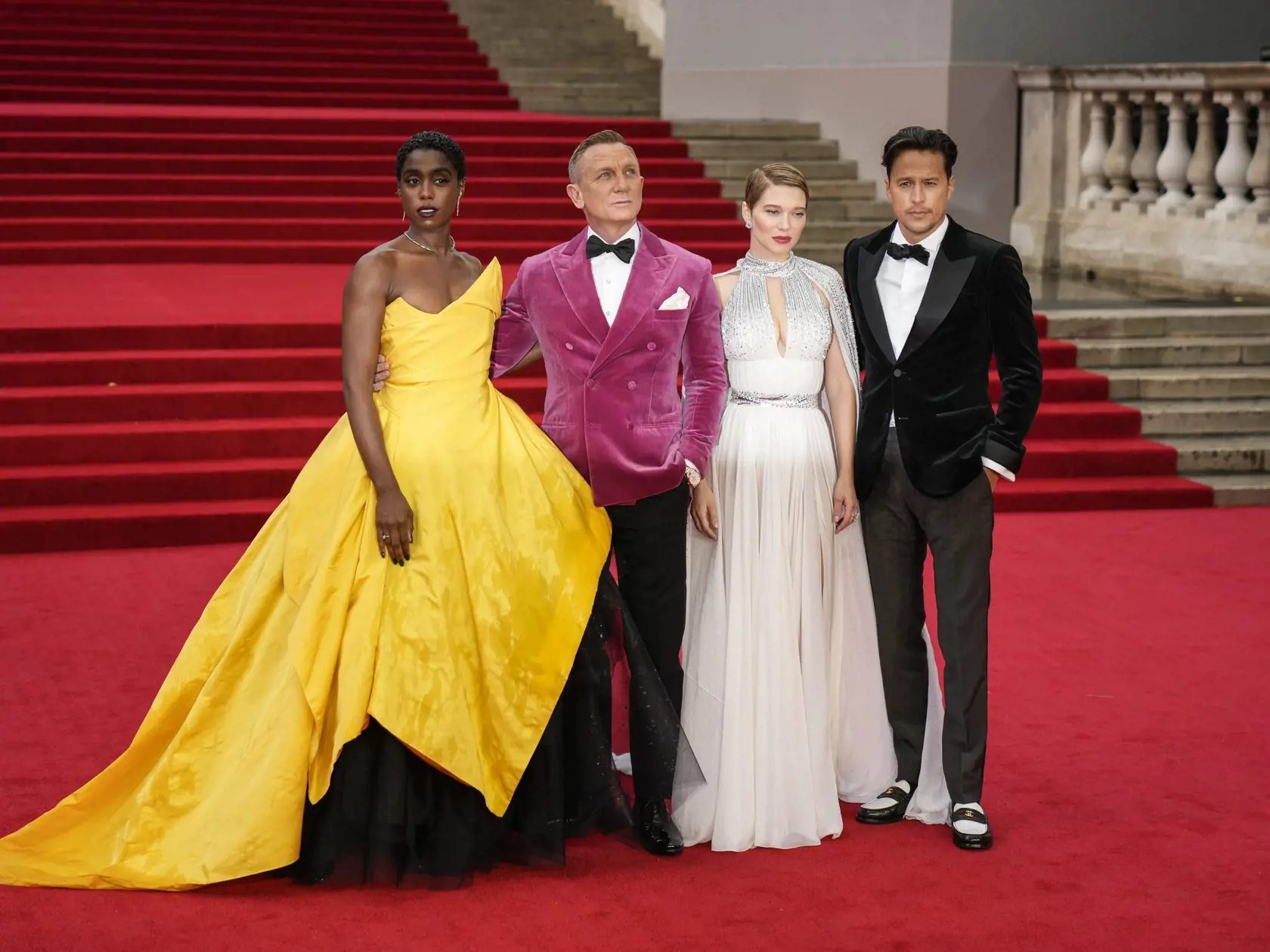 JB 48 Londýn - Herci zľava Lashana Lynch, Daniel Craig, Lea Seydoux a Cary Joji Fukunaga pózujú fotografom počas ich príchodu na svetovú premiéru novej bondovky Nie je čas zomrieť (No Time To Die) v londýnskej Royal Albert Hall, v Londýne 28. septembra 2021. Premiéru 25. filmu o fiktívnom britskom špiónovi Jamesovi Bondovi viackrát odložili z dôvodu pandémie nového koronavírusu. FOTO TASR/AP 

Lashana Lynch, from left, Daniel Craig, Lea Seydoux and Cary Joji Fukunaga pose for photographers upon 