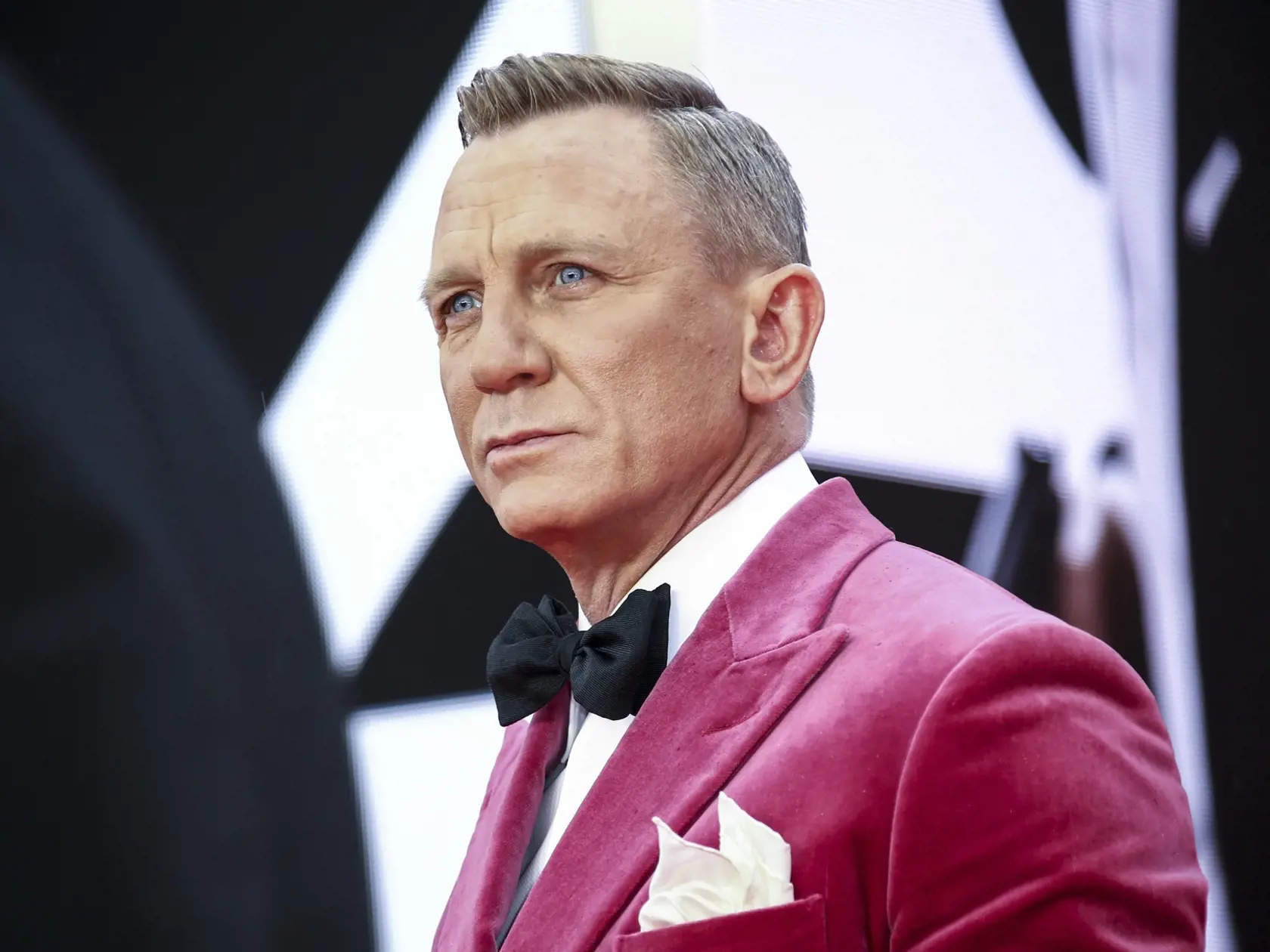 JB 39 Londýn - Herec Daniel Craig pózuje fotografom počas jeho príchodu na svetovú premiéru novej bondovky Nie je čas zomrieť (No Time To Die) v londýnskej Royal Albert Hall, v Londýne 28. septembra 2021. Premiéru 25. filmu o fiktívnom britskom špiónovi Jamesovi Bondovi viackrát odložili z dôvodu pandémie nového koronavírusu. FOTO TASR/AP 

Daniel Craig poses for photographers upon arrival for the World premiere of the film 'No Time To Die', in London Tuesday, Sept. 28, 2021. (Photo by Joel C Ry