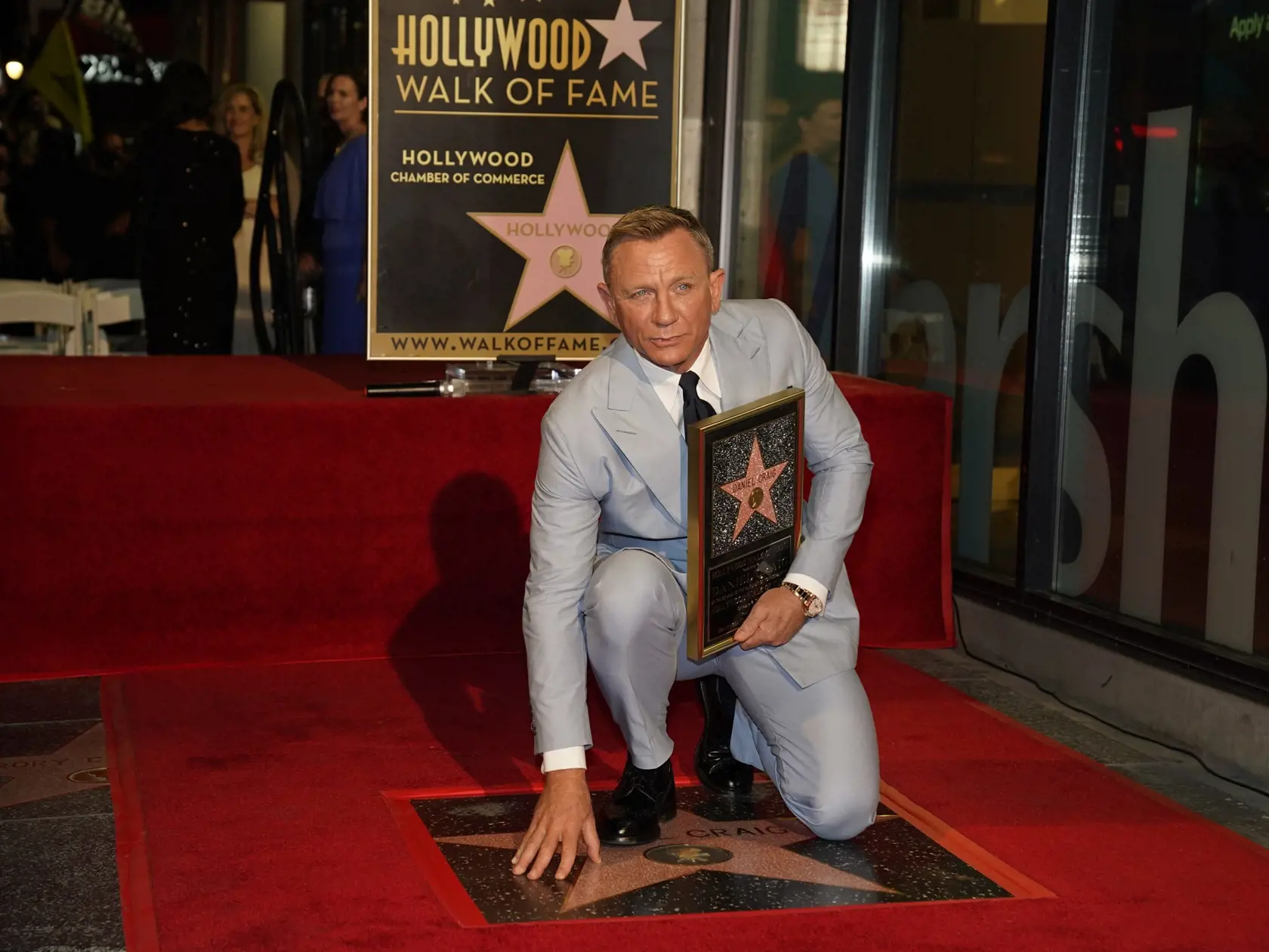 WA 22 Los Angeles - Britský herec Daniel Craig pózuje počas slávnostnej ceremónie, na ktorej mu udelili hviezdu na holywoodskom Chodníku slávy v Los Angeles v stredu 6. októbra 2021. FOTO TASR/AP 

Daniel Craig poses atop his new star on the Hollywood Walk of Fame while holding a replica of the star during a ceremony in his honor on Wednesday, Oct. 6, 2021, in Los Angeles. (AP Photo/Chris Pizzello)