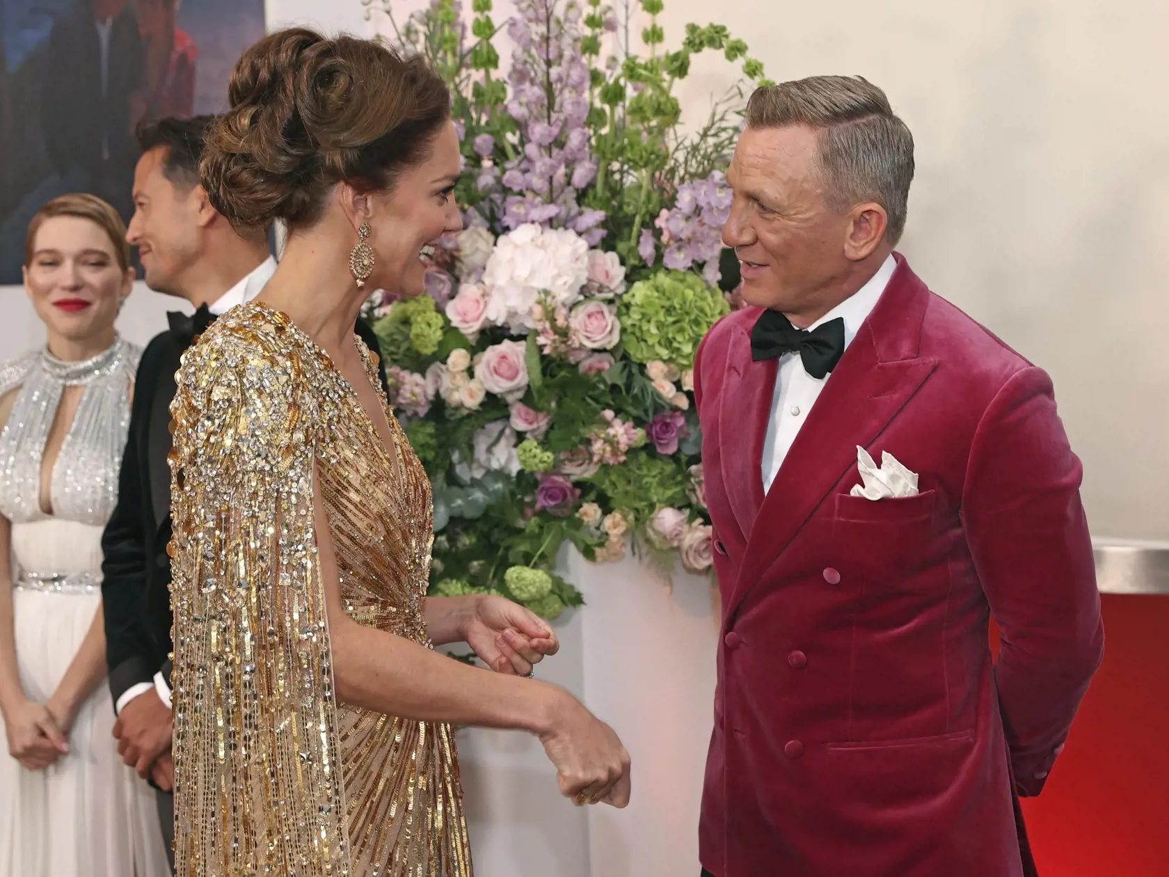 EBE 11 Londýn - Na snímke vľavo manželka britského princa Williama Kate, vojvodkyňa z Cambridge a vpravo britský herec Daniel Craig (agent 007 James Bond) sa rozprávajú po príchode na svetovú premiéru novej 25. bondovky Nie je čas zomrieť (No Time To Die) v Royal Albert Hall v Londýne 28. septembra 2021. Premiéru 25. filmu o fiktívnom britskom špiónovi Jamesovi Bondovi viackrát odložili z dôvodu pandémie nového koronavírusu. FOTO TASR/AP 

Britain's Kate, the Duchess of Cambridge, left, speaks t