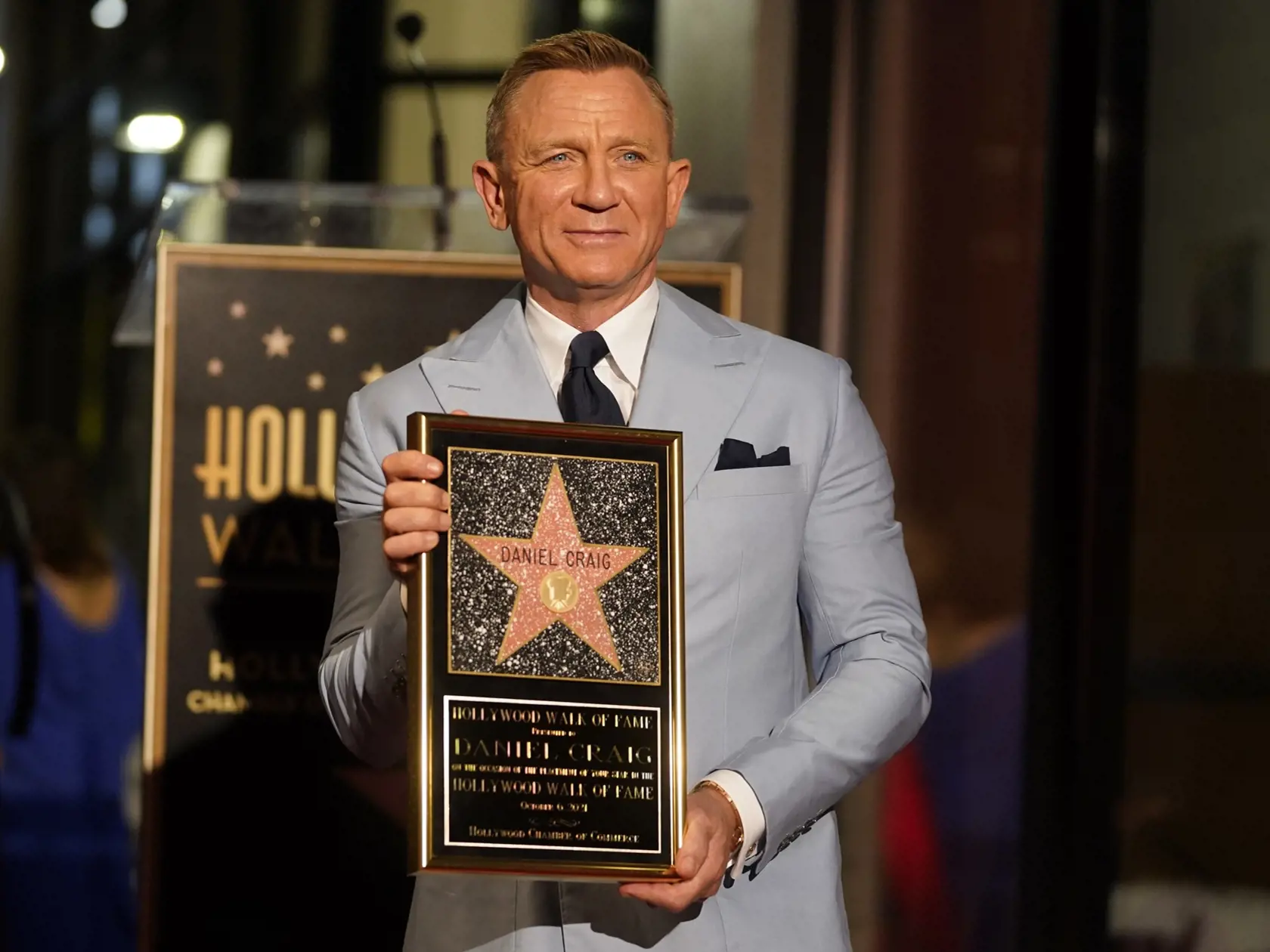WA 25 Los Angeles - Britský herec Daniel Craig pózuje počas slávnostnej ceremónie, na ktorej mu udelili hviezdu na holywoodskom Chodníku slávy v Los Angeles v stredu 6. októbra 2021. FOTO TASR/AP 

Daniel Craig poses atop his new star on the Hollywood Walk of Fame while holding a replica of the star during a ceremony in his honor on Wednesday, Oct. 6, 2021, in Los Angeles. (AP Photo/Chris Pizzello)