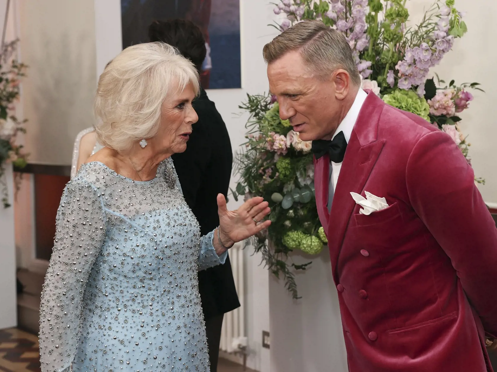 EBE 9 Londýn - Na snímke vľavo manželka britského princa Charlesa Camilla, vojvodkyňa z Cornwallu a vpravo britský herec Daniel Craig (agent 007 James Bond) sa rozprávajú po príchode na svetovú premiéru novej 25. bondovky Nie je čas zomrieť (No Time To Die) v Royal Albert Hall v Londýne 28. septembra 2021. Premiéru 25. filmu o fiktívnom britskom špiónovi Jamesovi Bondovi viackrát odložili z dôvodu pandémie nového koronavírusu. FOTO TASR/AP 

Britains Camilla, Duchess of Cornwall, left, speaks to