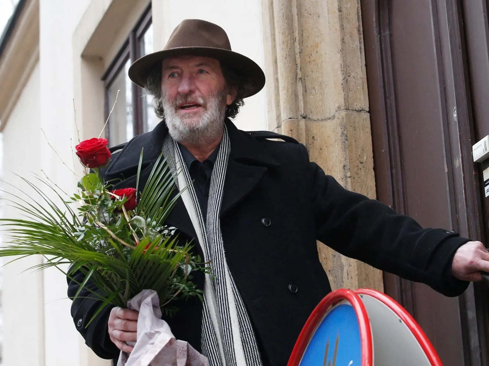 Na obrade nechýbal ani Bolek Polívka, ktorému Hapka napísal do jeho Manéže pesničku Šaškové počmáraní.
