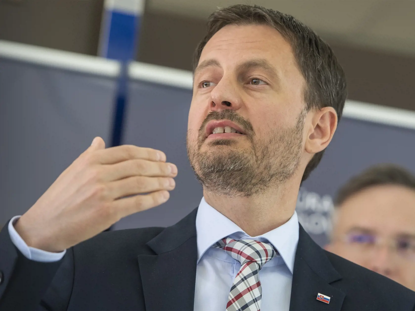 Minister financií Eduard Heger doposiaľ nijako nekritizoval svojho poradcu Miškoviča, kvôli ktorému prakticky celá kauza vznikla.