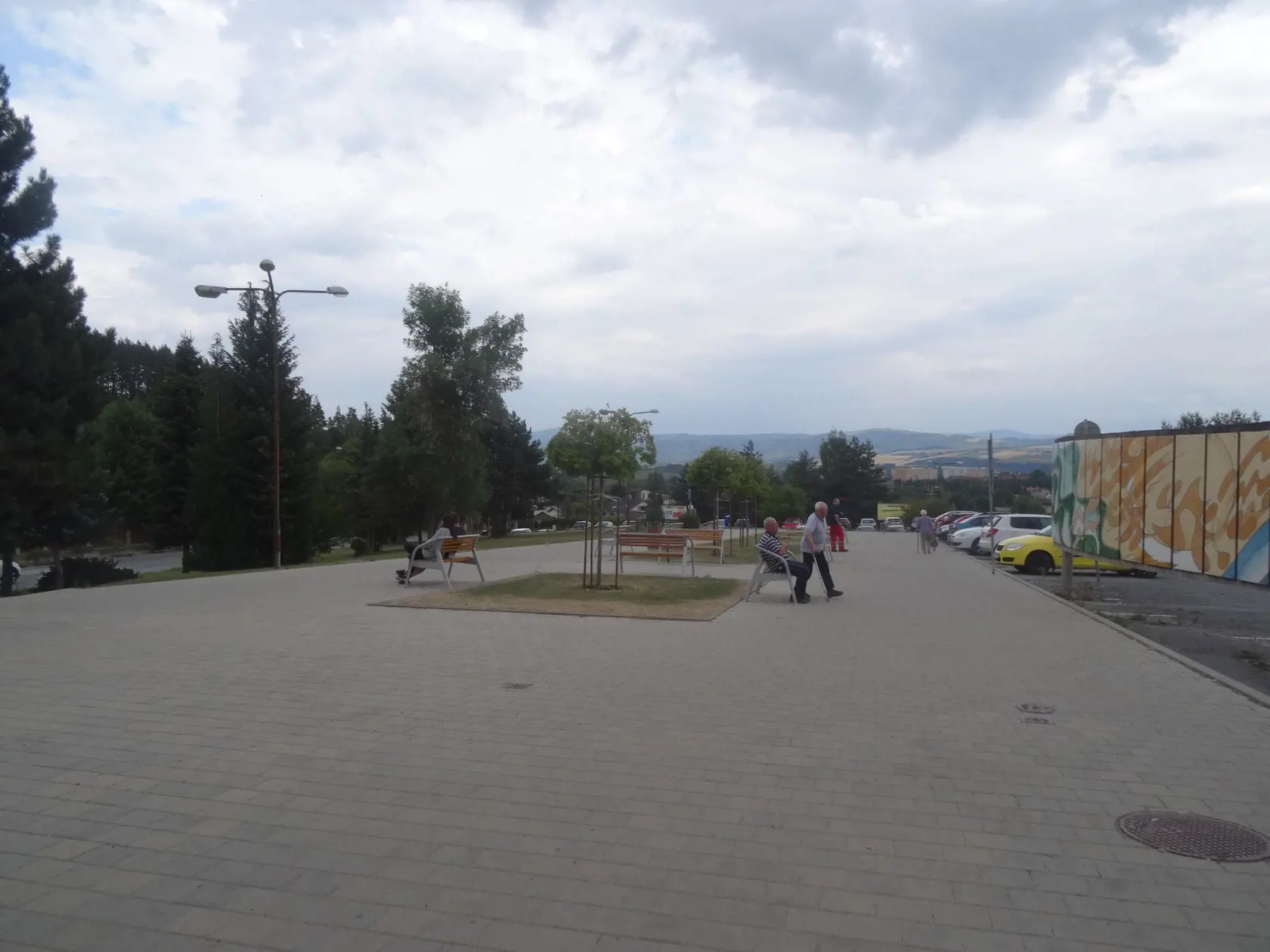 Nemocnica v SNV patrí medzi najkrajšie v Košickom kraji. Na zábere oddychová zóna pred nemocnicou.