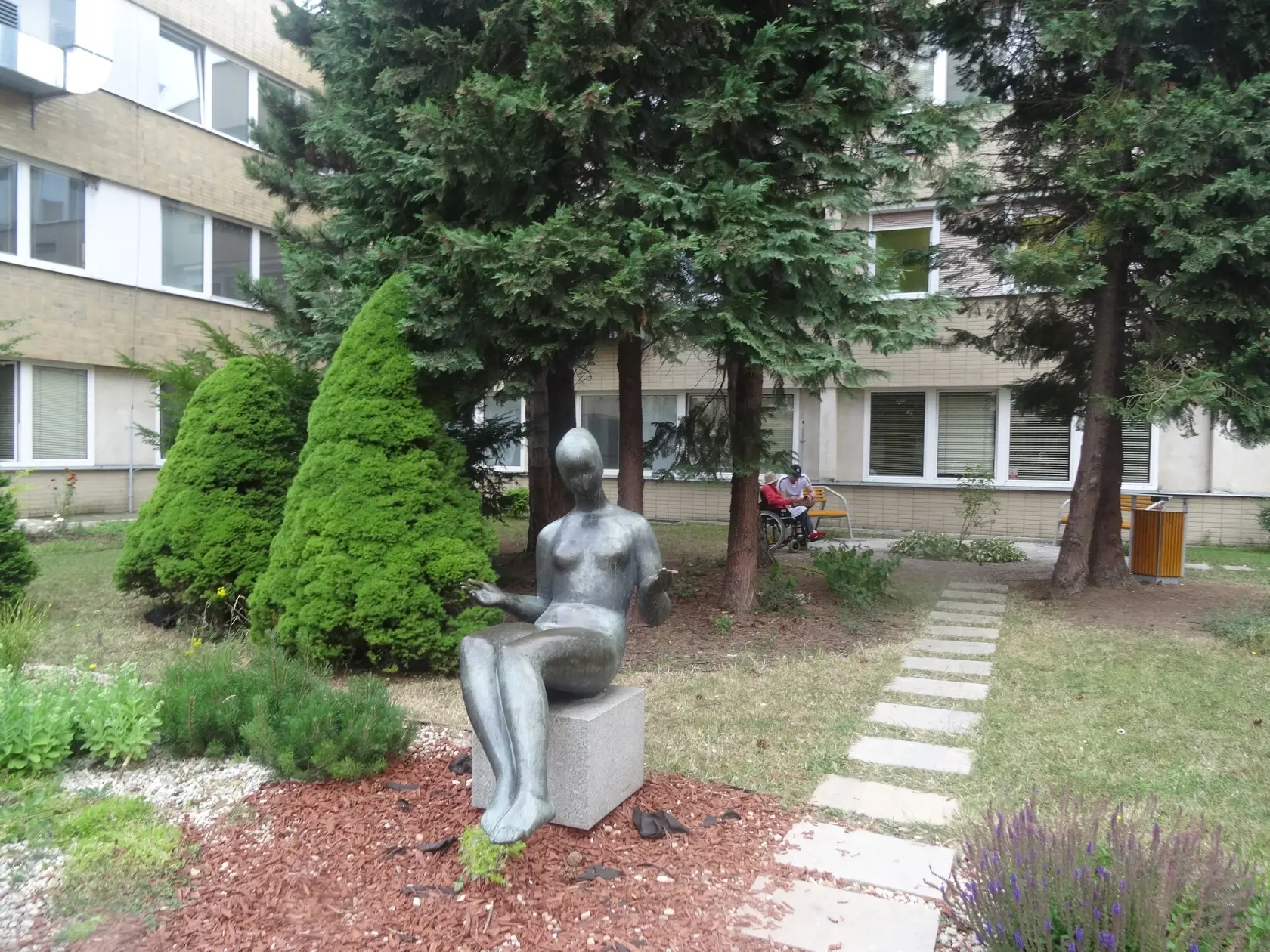 Átrium nemocnice v SNV so sochou ženy je príjemným miestom na oddych pacientov i návštev.
