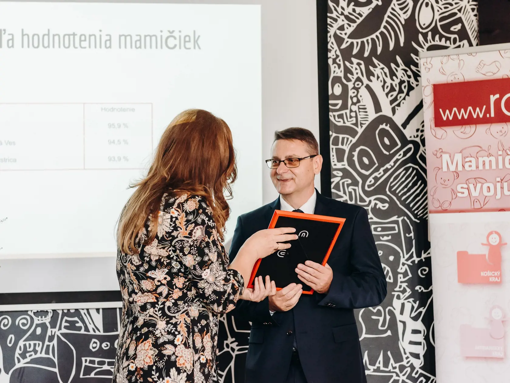 Primár gynekologicko-pôrodnického oddelenia v SNV Štefan Novysedlák pri preberaní ocenenia.