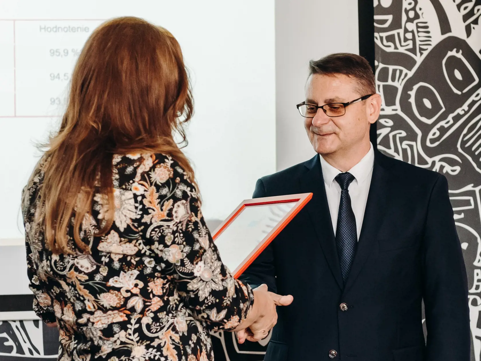 Primár gynekologicko-pôrodnického oddelenia v SNV Štefan Novysedlák pri preberaní ocenenia.
