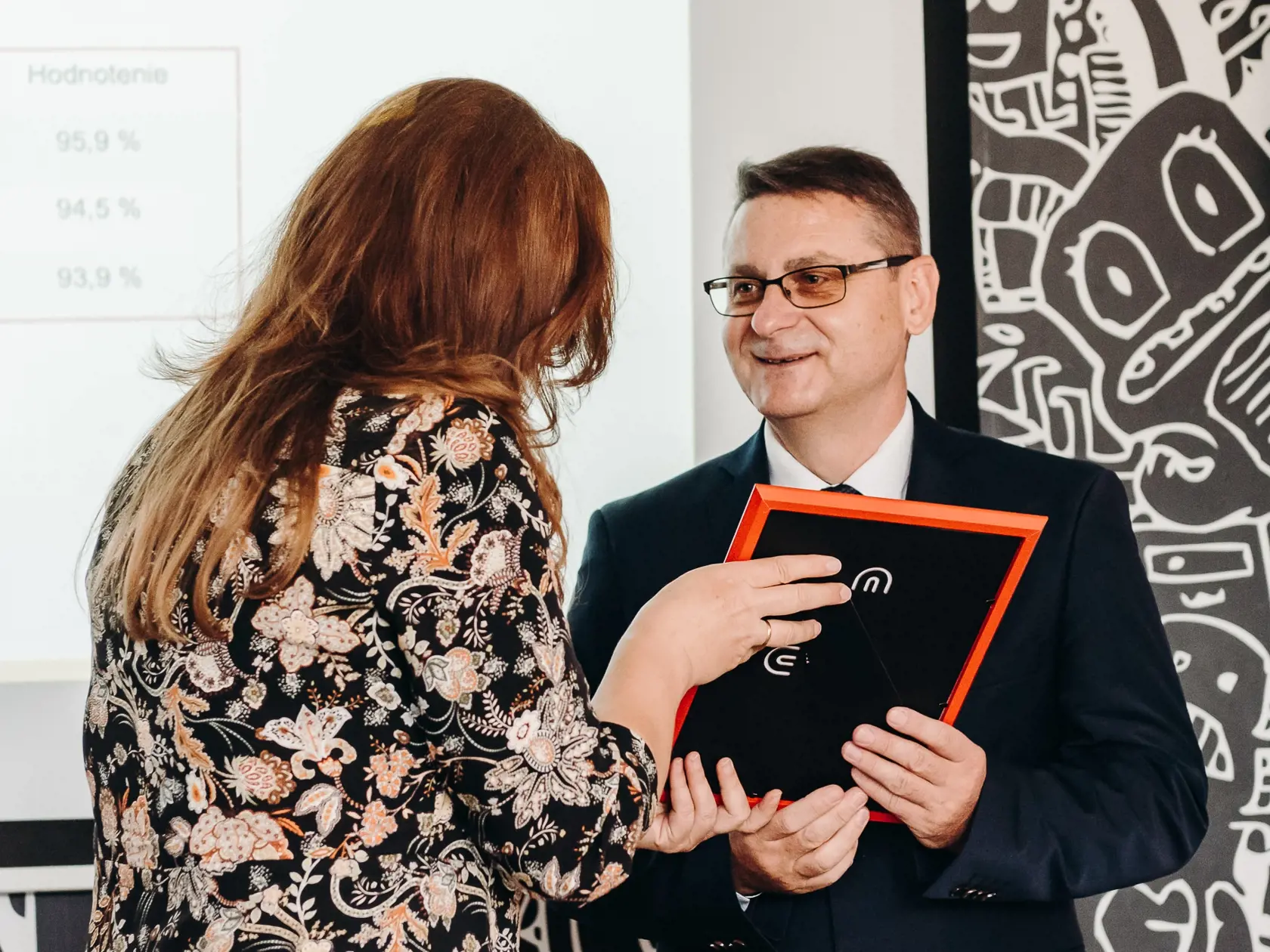 Primár gynekologicko-pôrodnického oddelenia v SNV Štefan Novysedlák pri preberaní ocenenia.