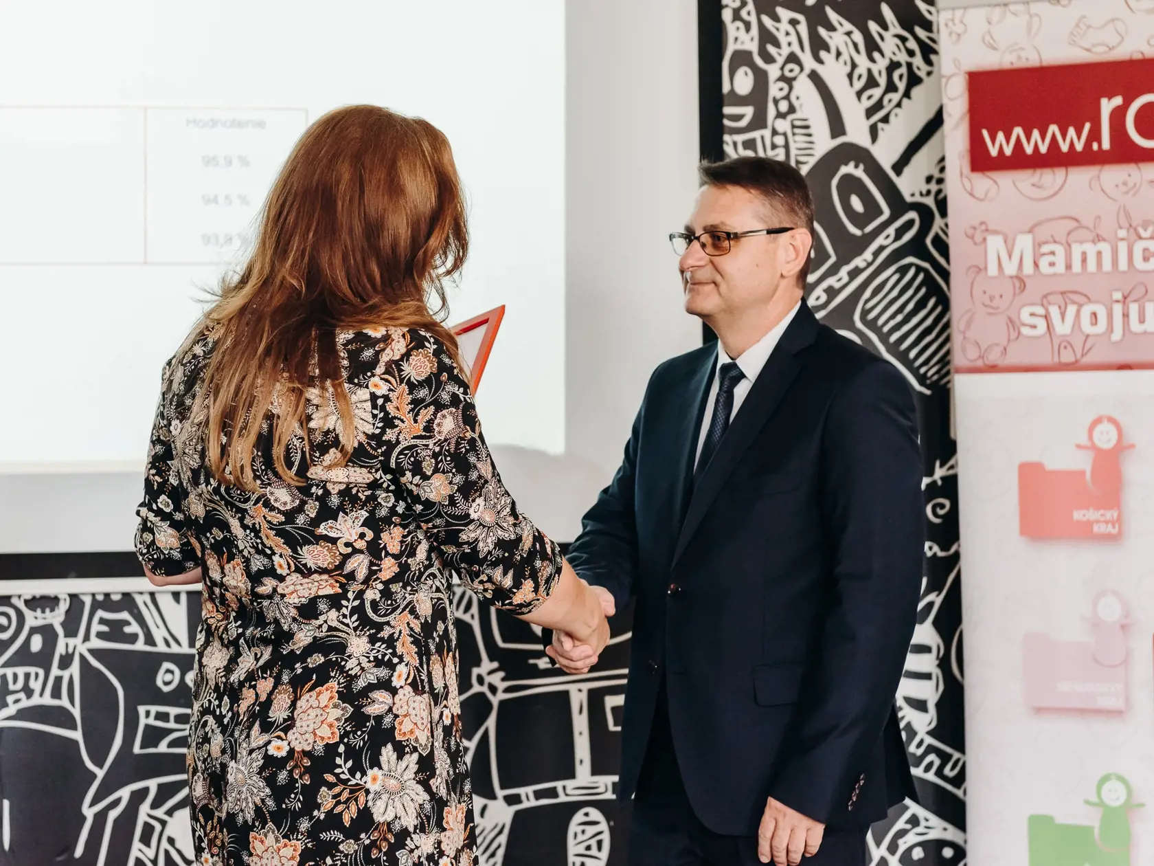 Primár gynekologicko-pôrodnického oddelenia v SNV Štefan Novysedlák pri preberaní ocenenia.