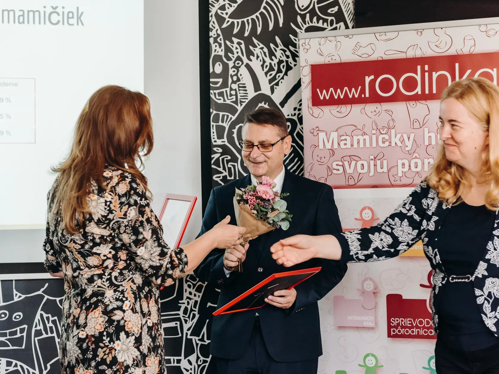 Primár gynekologicko-pôrodnického oddelenia v SNV Štefan Novysedlák pri preberaní ocenenia.