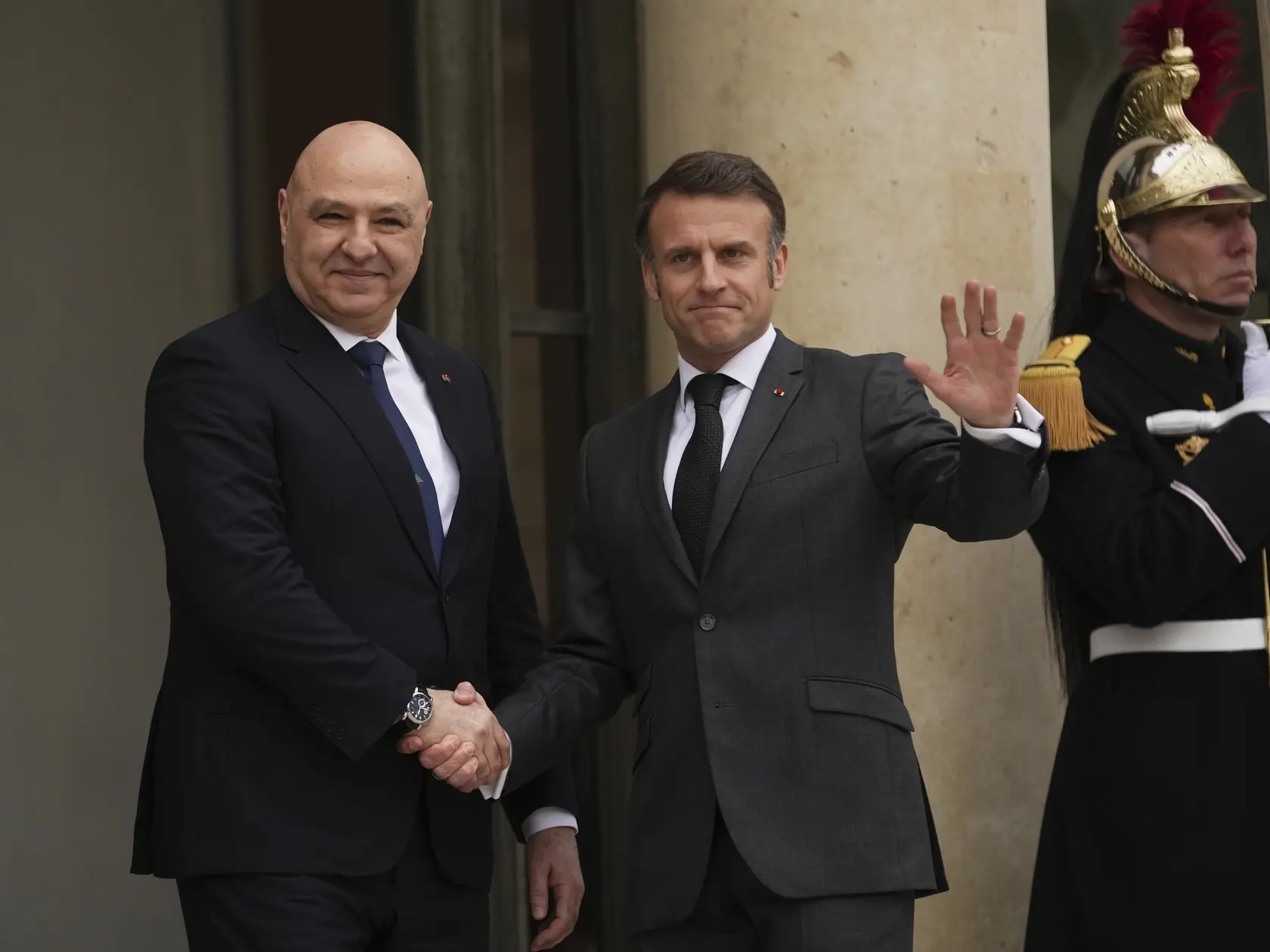 KK40 Paíž - Francúzsky prezident Emmanuel Macron (vpravo) a libanonský prezident Džúzíf Awn počas stretnutia v Elyzejskom paláci 28. marca 2025. FOTO TASR/AP
French President Emmanuel Macron, right, welcomes Lebanese president Joseph Aoun, Friday, March 28, 2025 at the Elysee Palace in Paris. (AP Photo/Thibault Camus)