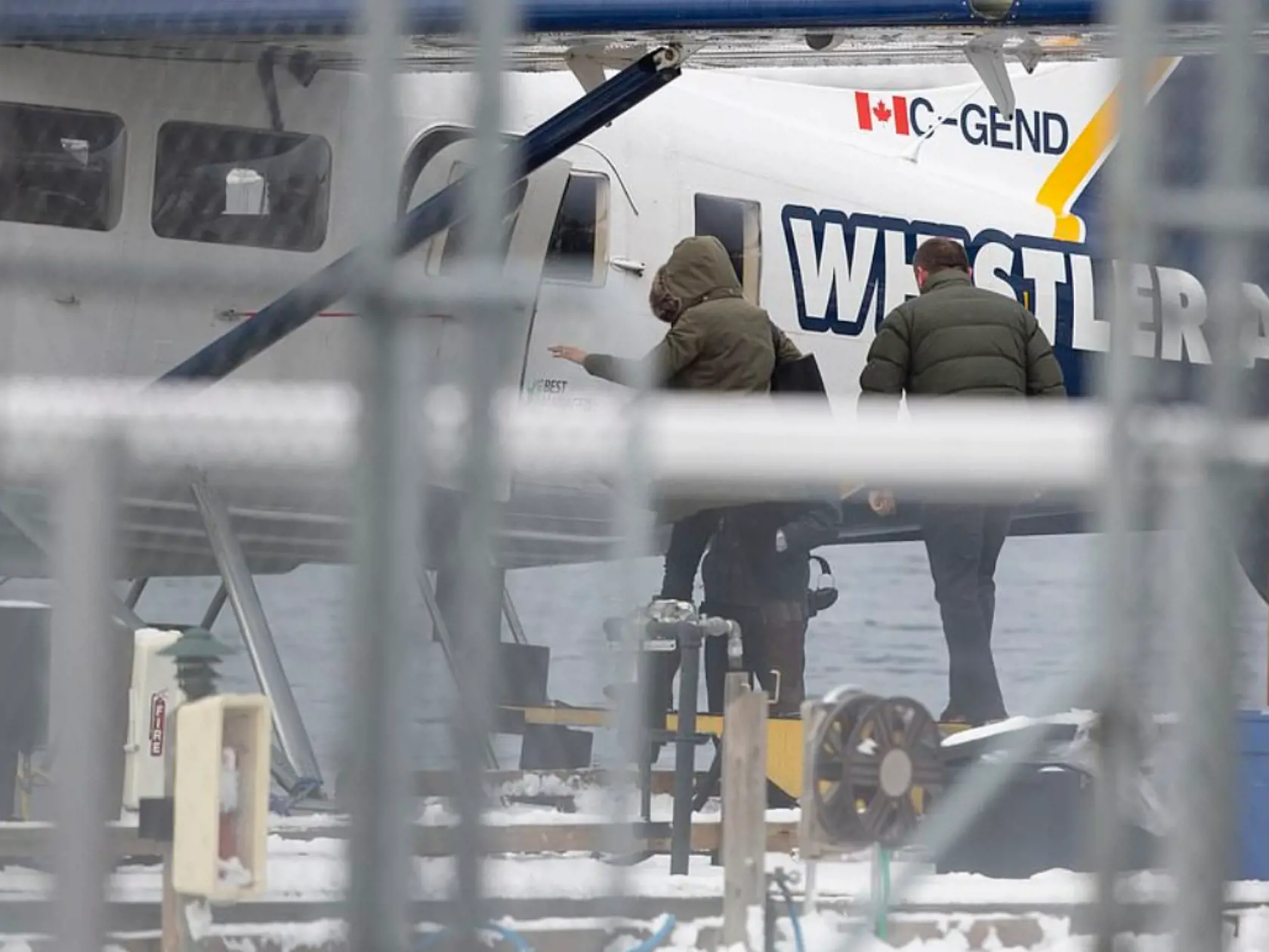 Meghan Markle nastupuje do lietadla.