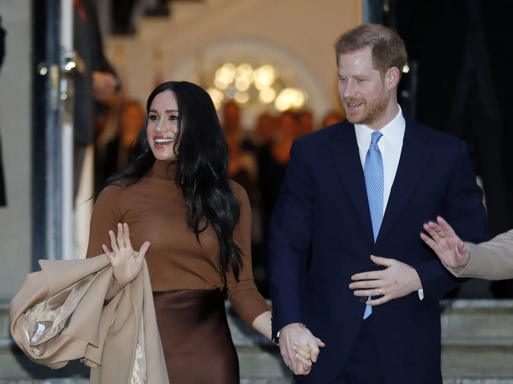 Prvé kráľovské povinnosti Meghan a princa Harryho v tomto roku. Spoločne navštívili Kanadský dom v Londýne. Práve v Kanade trávili ako rodina vianočné sviatky. Reč tela vojvodkyne a vojvodu zo Sussexu naznačovala, že sú si oporou.