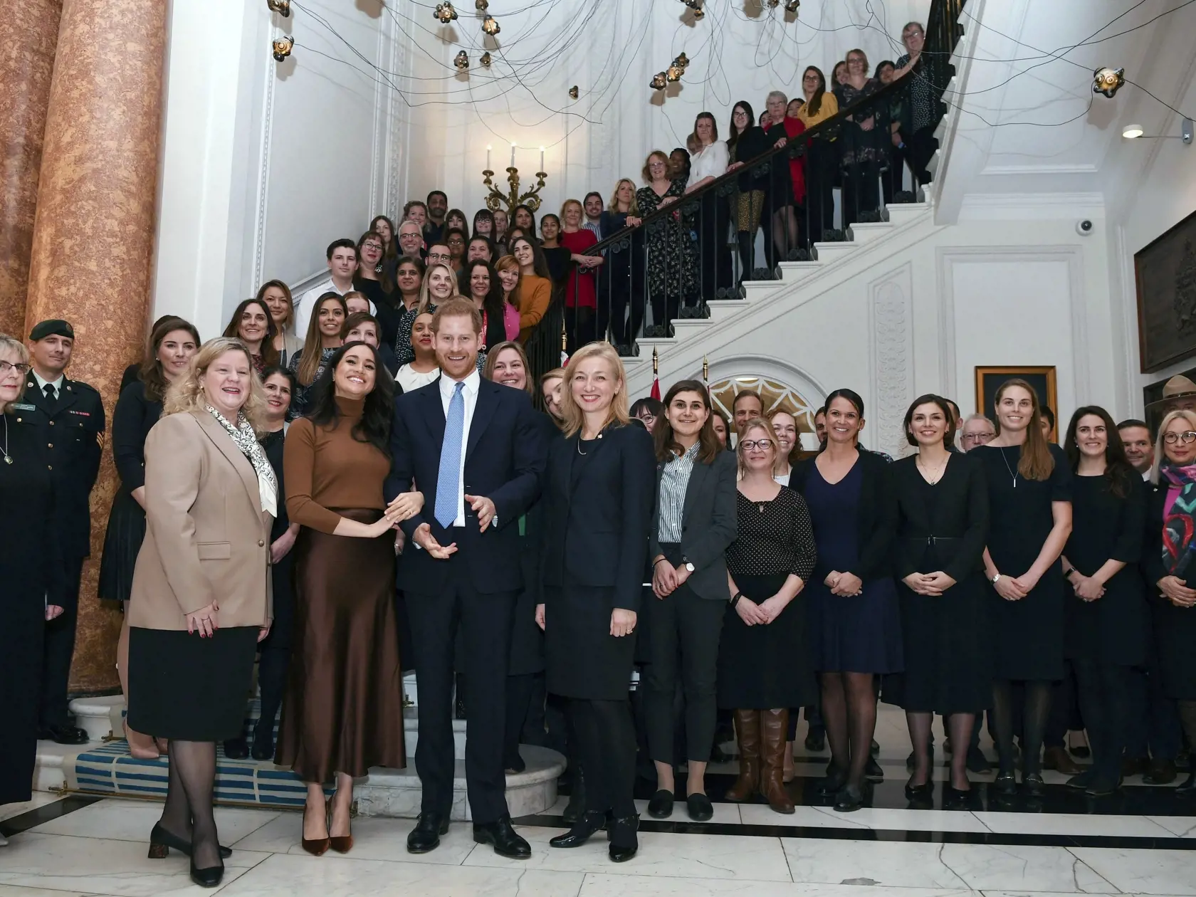 Prvé kráľovské povinnosti Meghan a princa Harryho v tomto roku. Spoločne navštívili Kanadský dom v Londýne. Práve v Kanade trávili ako rodina vianočné sviatky. Reč tela vojvodkyne a vojvodu zo Sussexu naznačovala, že sú si oporou.