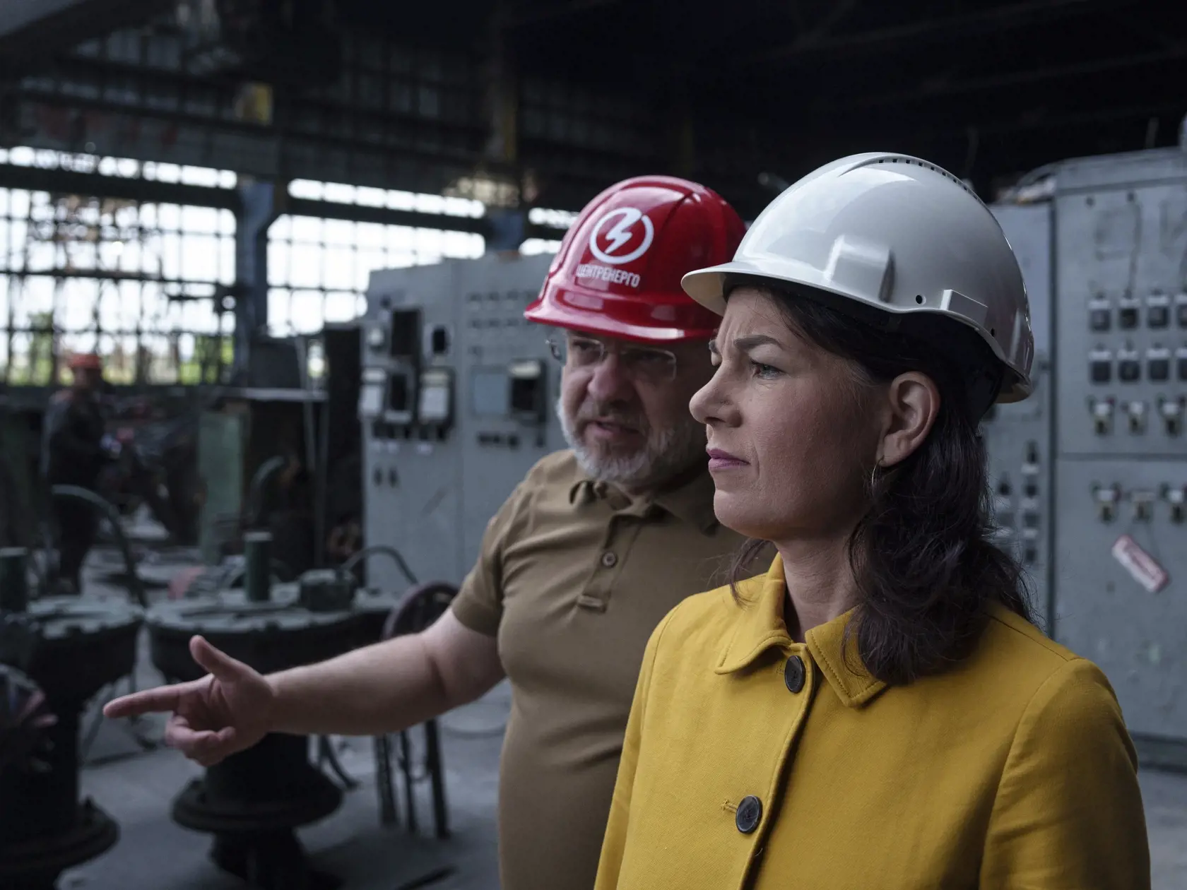KK42 - Nemecká ministerka zahraničných vecí Annalena Baerbocková sa rozpráva s ukrajinským ministrom energetiky Hermanom Haluščenkom počas jej oficiálnej návštevy tepelnej elektrárne na Ukrajine, ktorá bola zničená počas ruského útoku 21. mája 2024. FOTO TASR/AP
German's Foreign Minister Annalena Baerbock speaks to Ukrainian Energy Minister Herman Halushchenko during official visit to a thermal power plant which was destroyed by a Russian rocket attack in Ukraine, Tuesday, May 21, 2024. (AP Phot