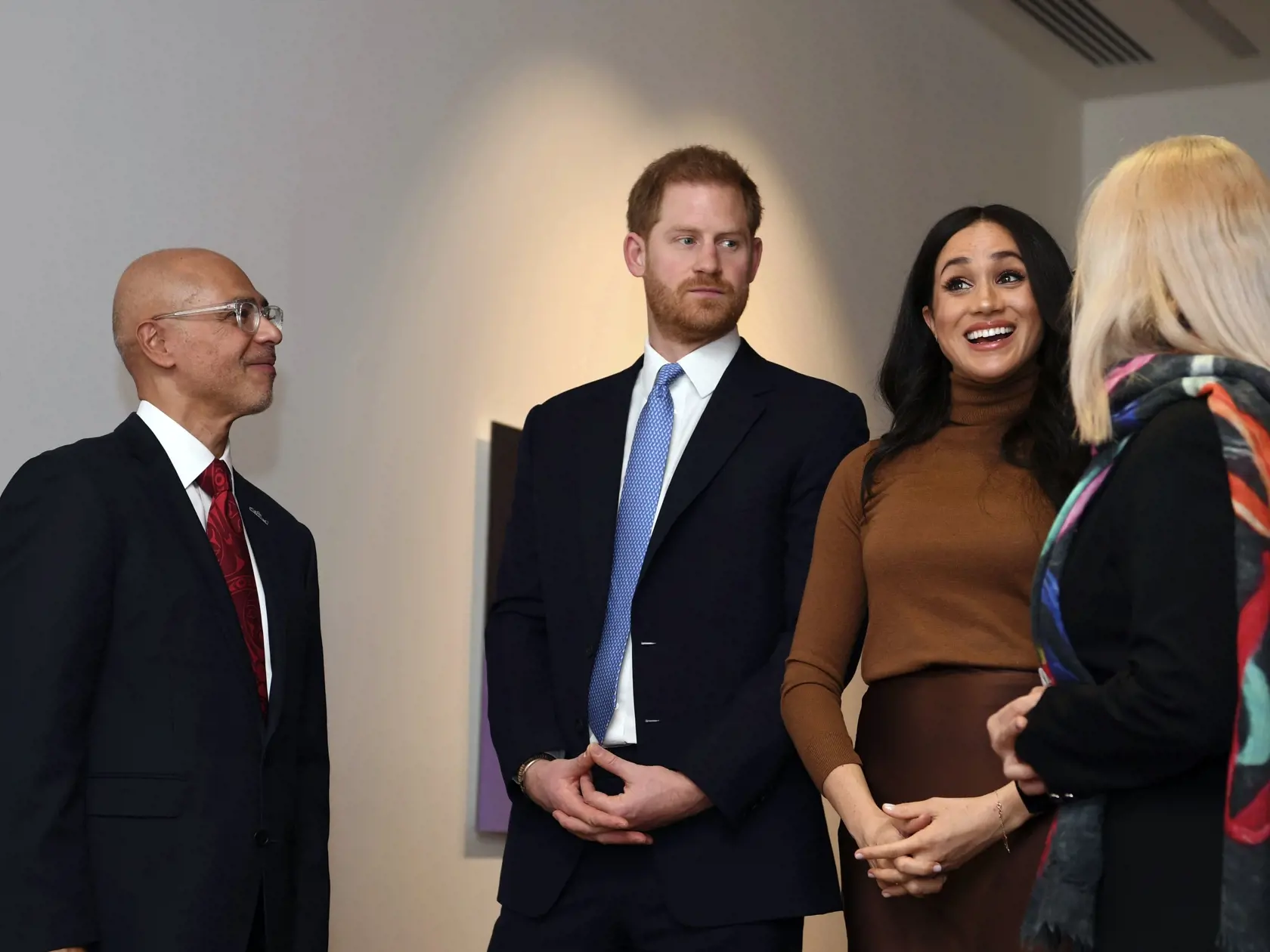 Prvé kráľovské povinnosti Meghan a princa Harryho v tomto roku. Spoločne navštívili Kanadský dom v Londýne. Práve v Kanade trávili ako rodina vianočné sviatky. Reč tela vojvodkyne a vojvodu zo Sussexu naznačovala, že sú si oporou.
