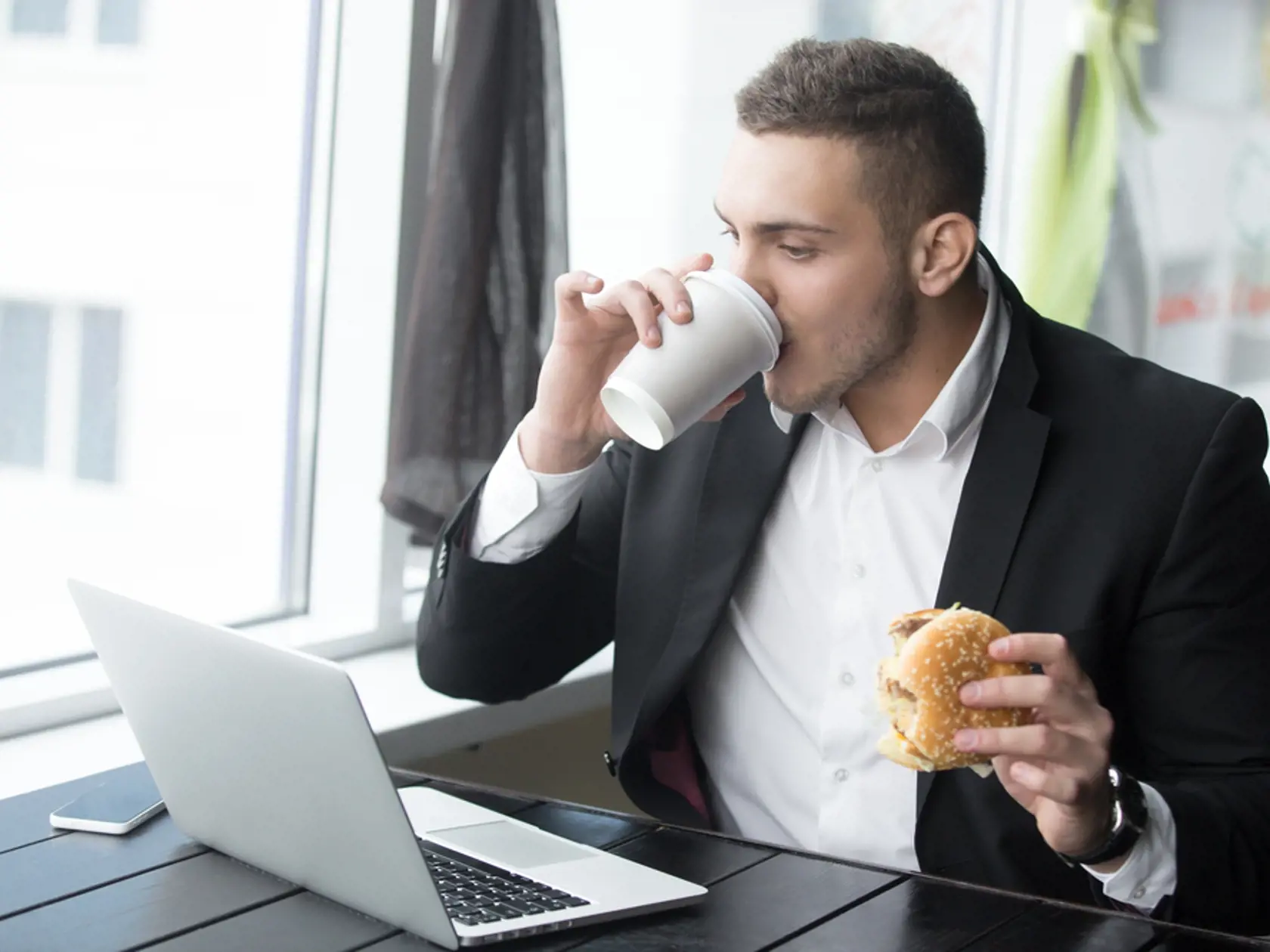 Čítanie, sledovanie mobilu či televízie, počúvanie hudby počas jedla vedú k obezite.