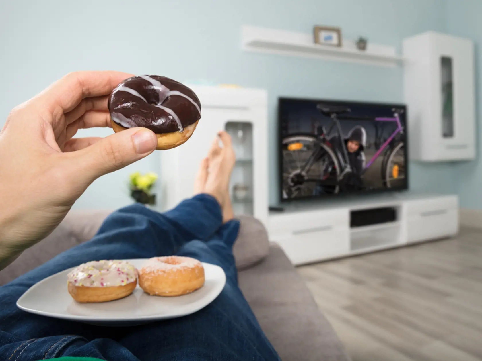 Čítanie, sledovanie mobilu či televízie, počúvanie hudby počas jedla vedú k obezite.