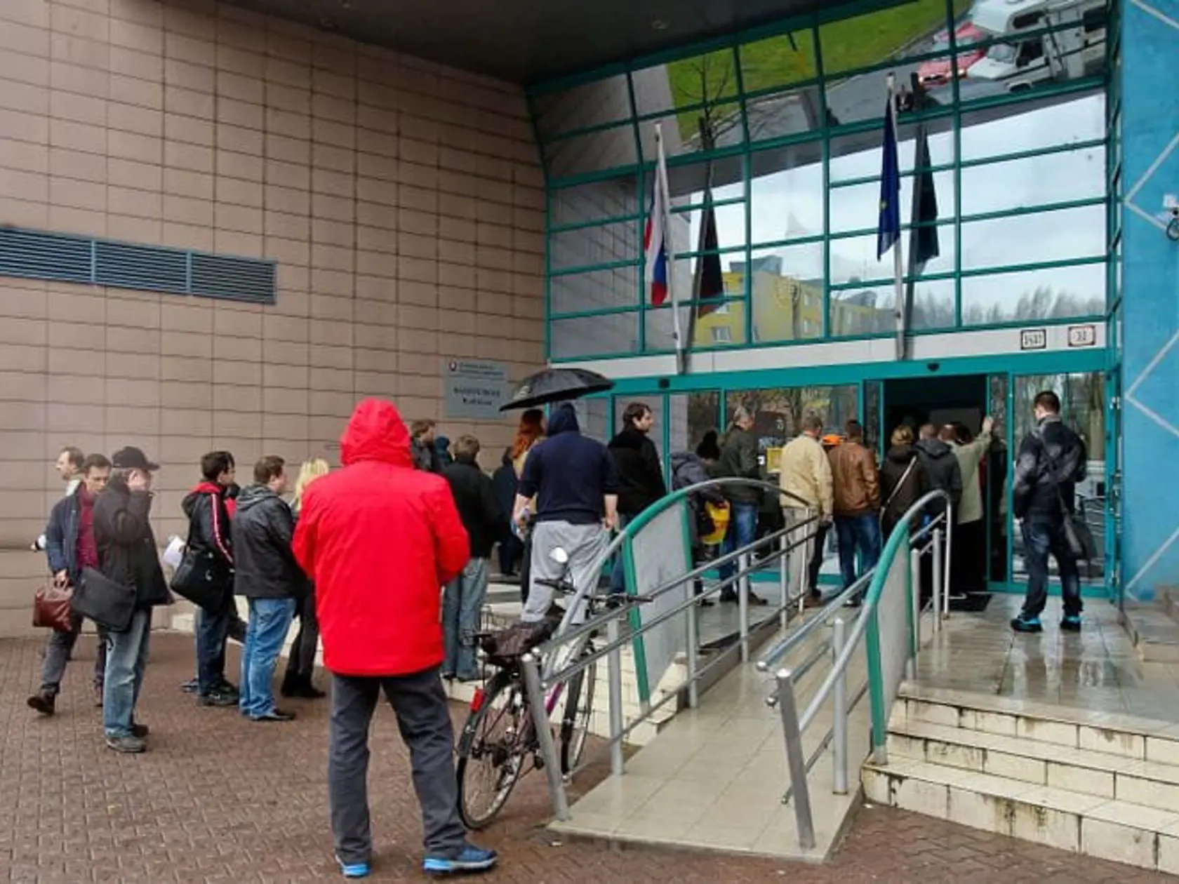 Koncom marca sa pred daňovými úradmi každoročne tvorili rady ľudí.