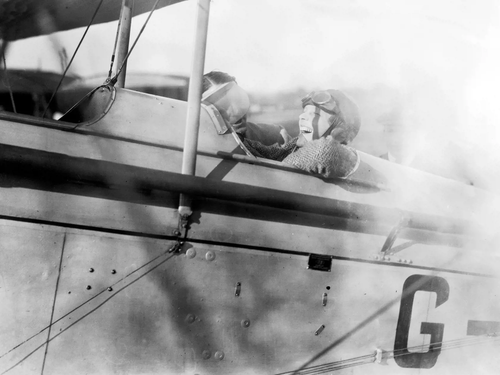 Earhartová sa so svojím lietadlom a navigátorom stratila bez stopy v roku 1937 nad Tichým oceánom počas pokusu obletieť zemeguľu. Jej zmiznutie sa pokúšali objasniť viaceré teórie.