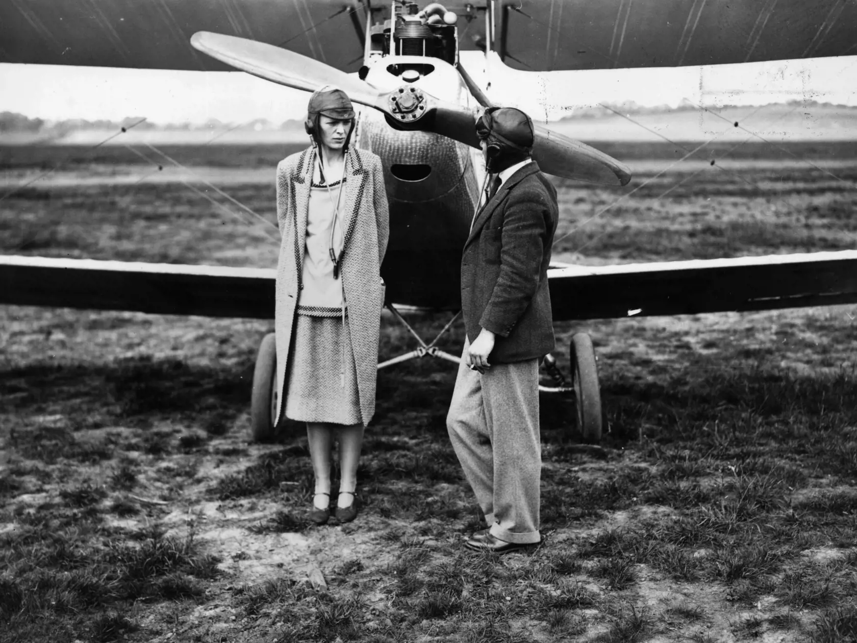Earhartová sa so svojím lietadlom a navigátorom stratila bez stopy v roku 1937 nad Tichým oceánom počas pokusu obletieť zemeguľu. Jej zmiznutie sa pokúšali objasniť viaceré teórie.