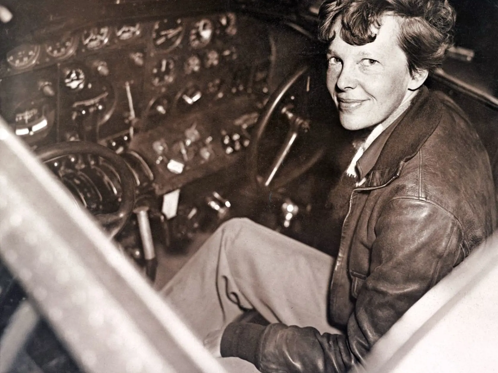 Amelia v kokpite svojho lietadla  Lockheed Electra v roku 1936. V júli 1937 sa s lietadlom stratila nad Tichým oceánom.