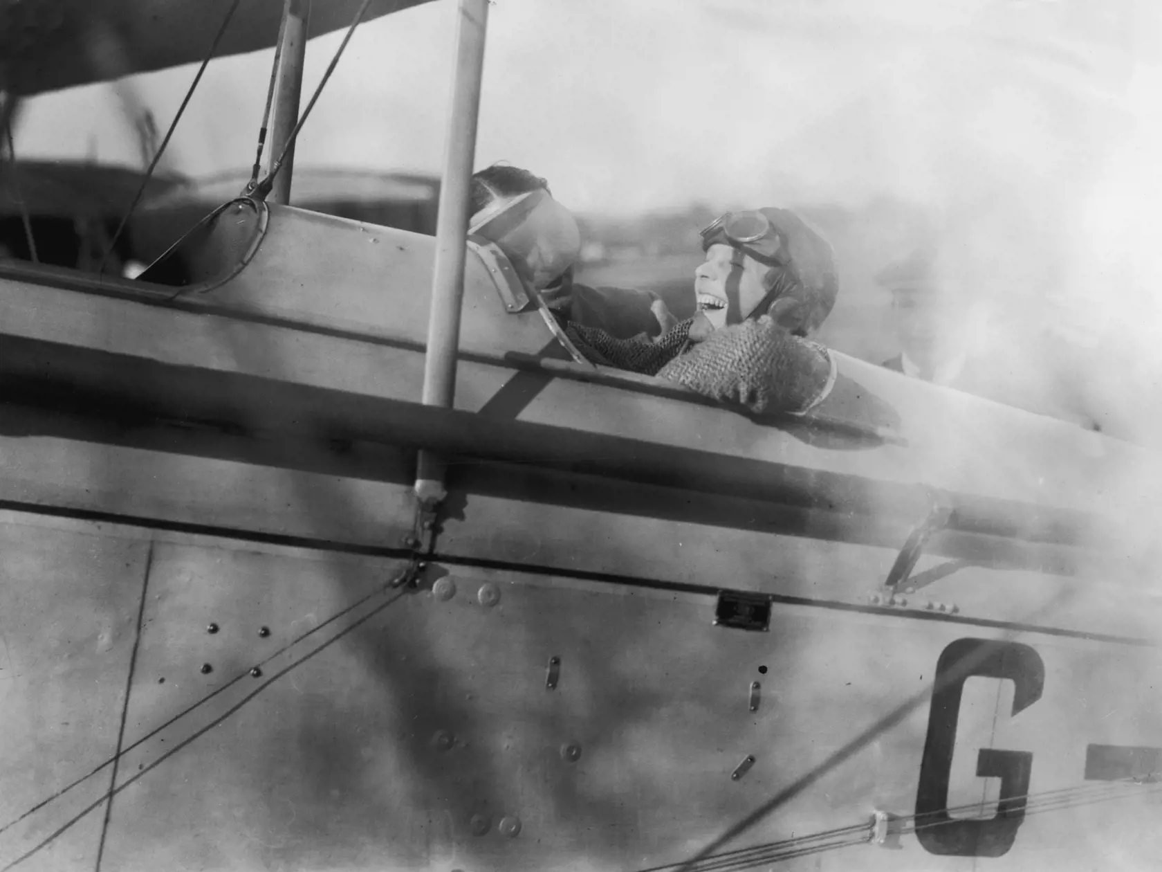 Earhartová sa so svojím lietadlom a navigátorom stratila bez stopy v roku 1937 nad Tichým oceánom počas pokusu obletieť zemeguľu. Jej zmiznutie sa pokúšali objasniť viaceré teórie.