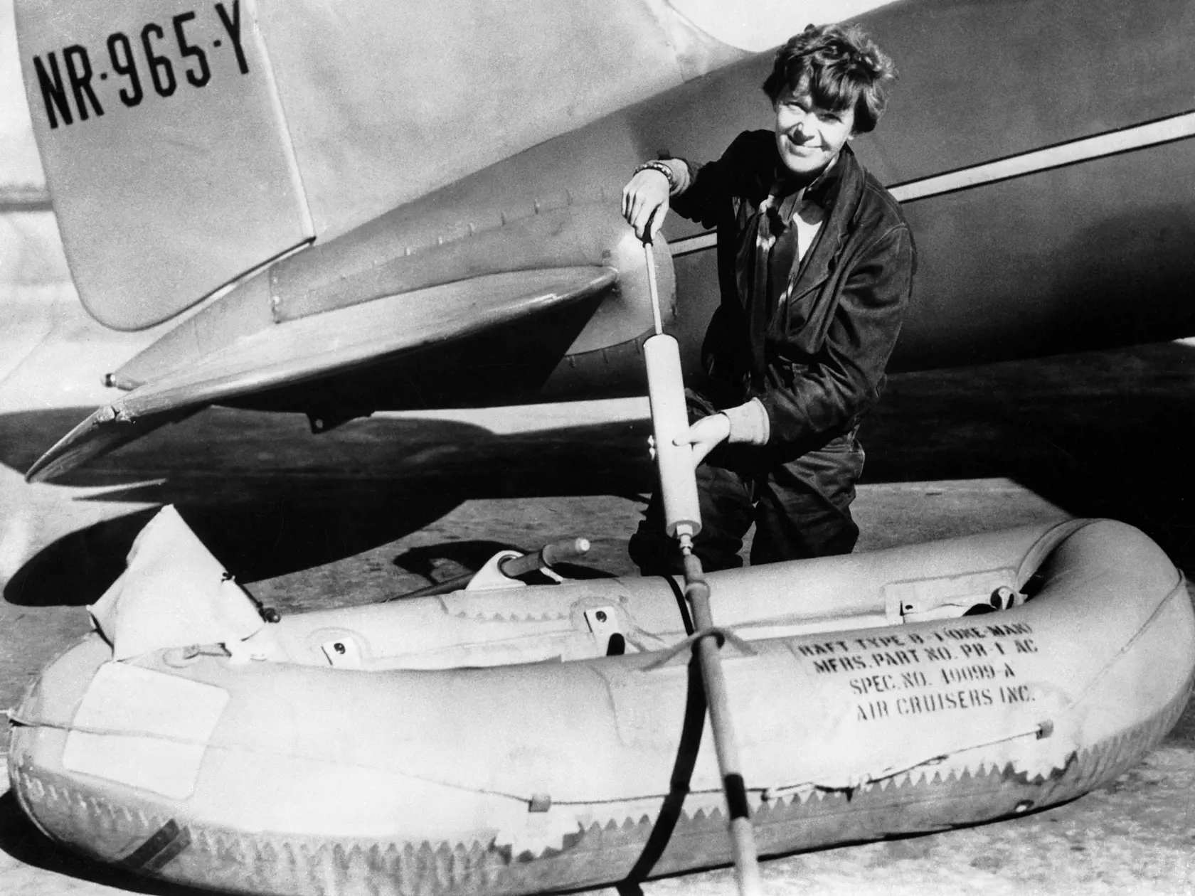 Earhartová sa so svojím lietadlom a navigátorom stratila bez stopy v roku 1937 nad Tichým oceánom počas pokusu obletieť zemeguľu. Jej zmiznutie sa pokúšali objasniť viaceré teórie.